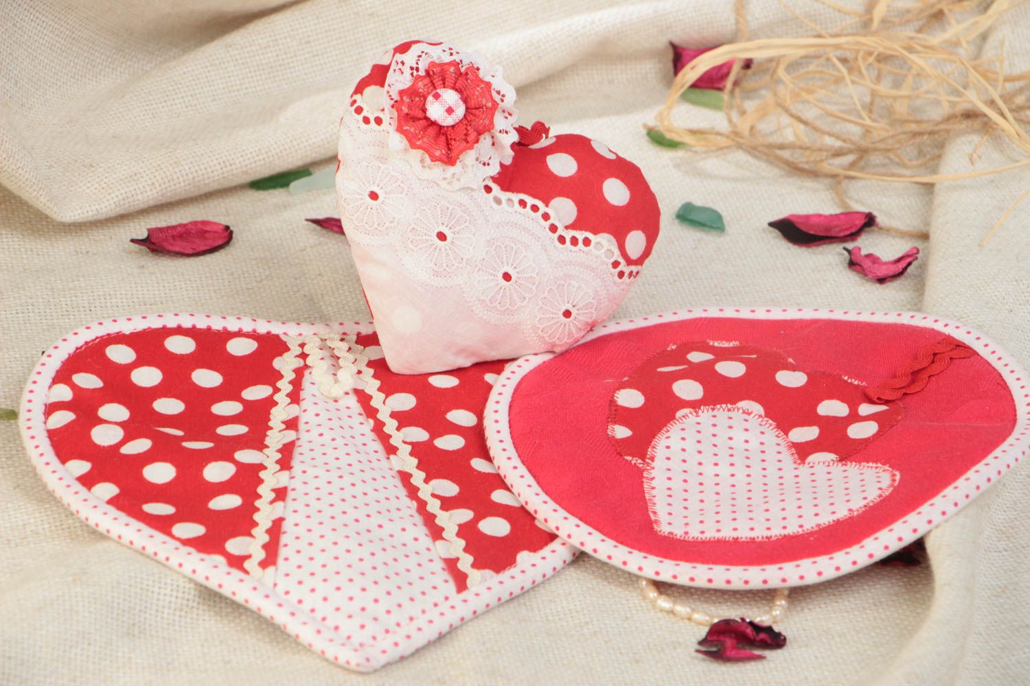 Deux maniques rouges à pois et un coeur décoratif en coton faits main cuisine photo 1