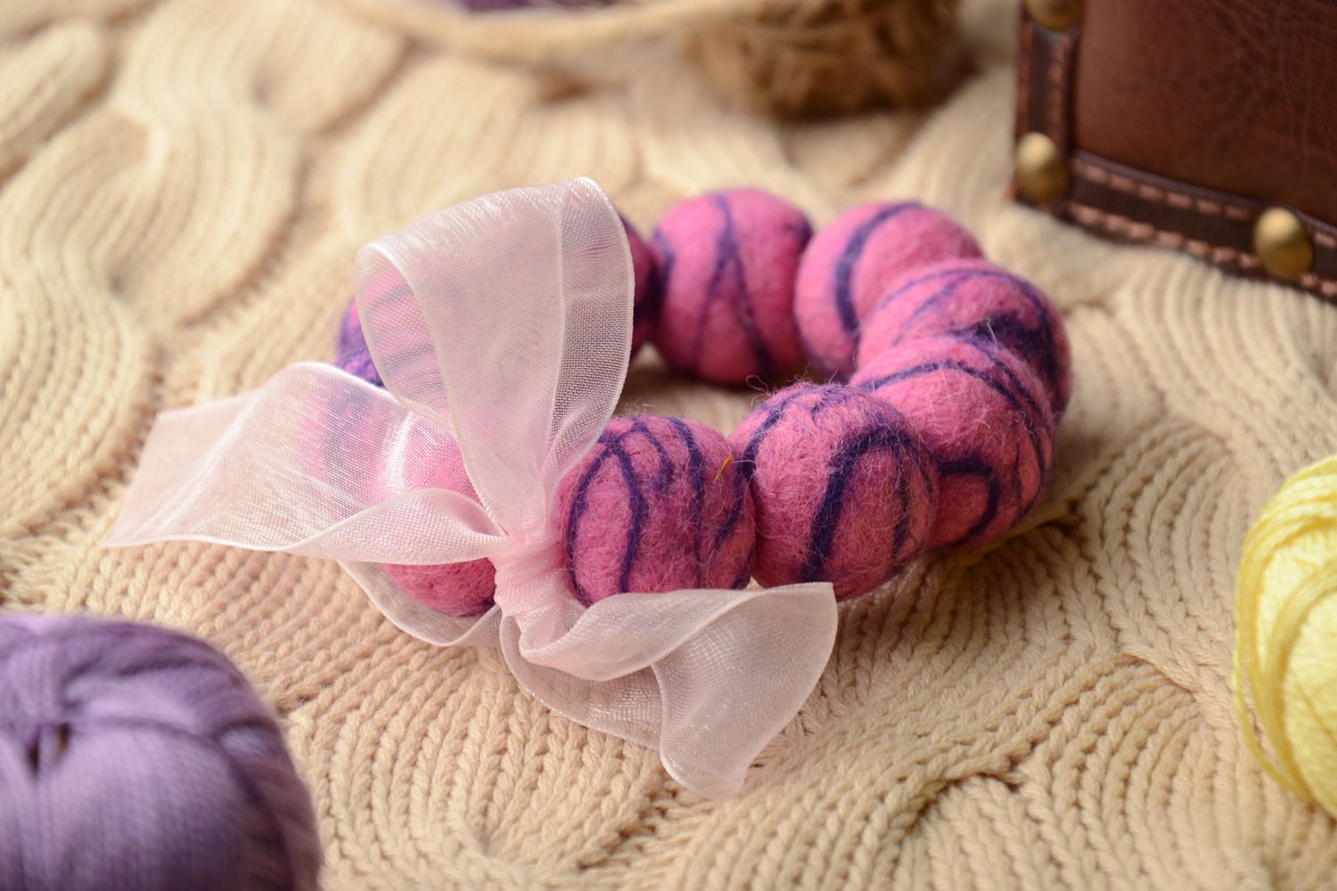 Bracelet fait main de perles en laine roses photo 1