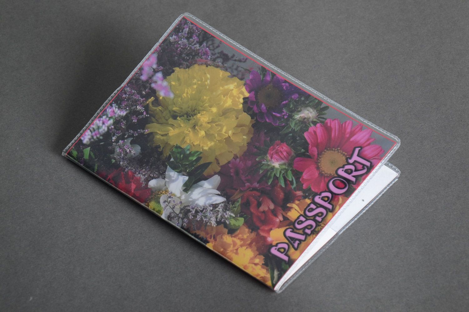 Schöne farbenfrohe handmade Passhülle aus Kunststoff mit floralem Motiv foto 2