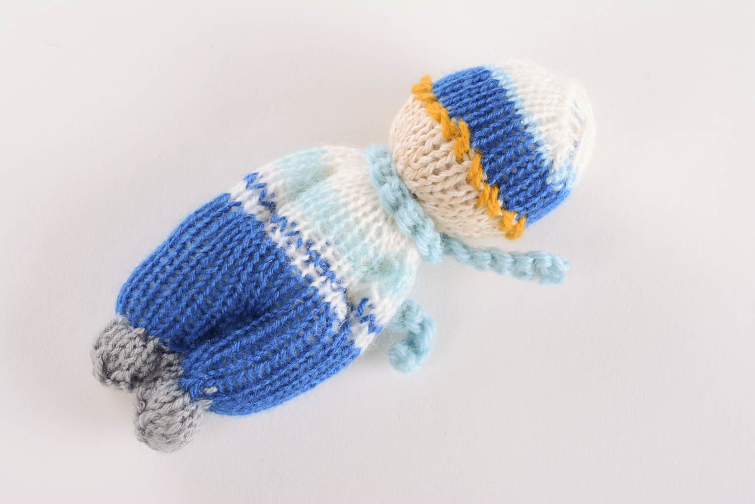 Petite poupée tricotée avec des aiguilles décorative  photo 5