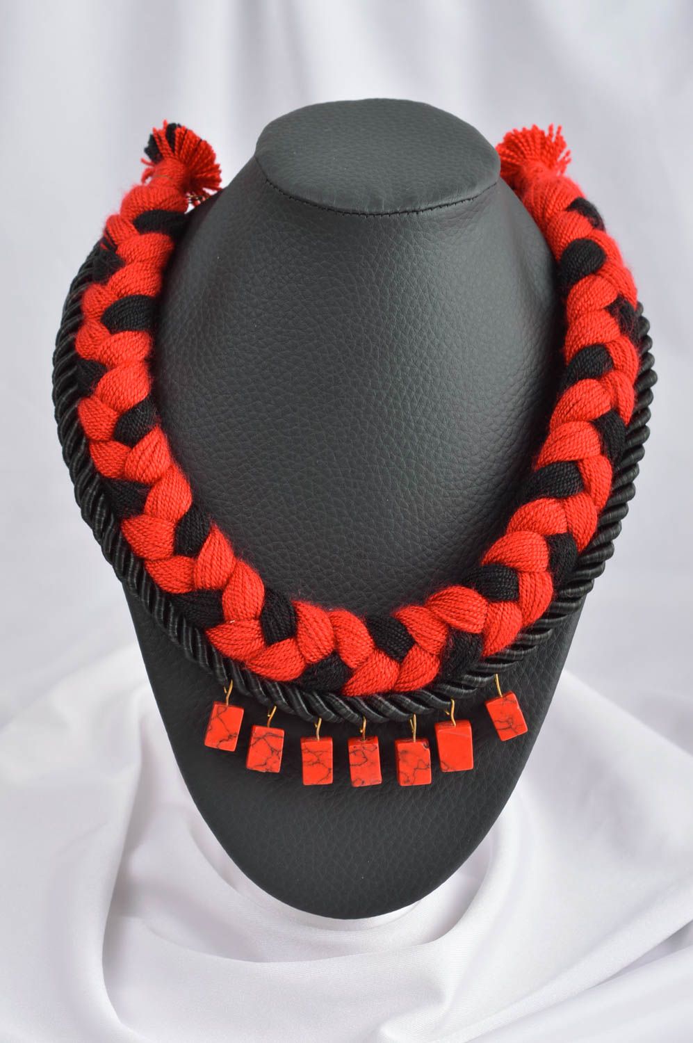Collier textile Bijou fait main rouge et noir Accessoire femme tendance photo 1