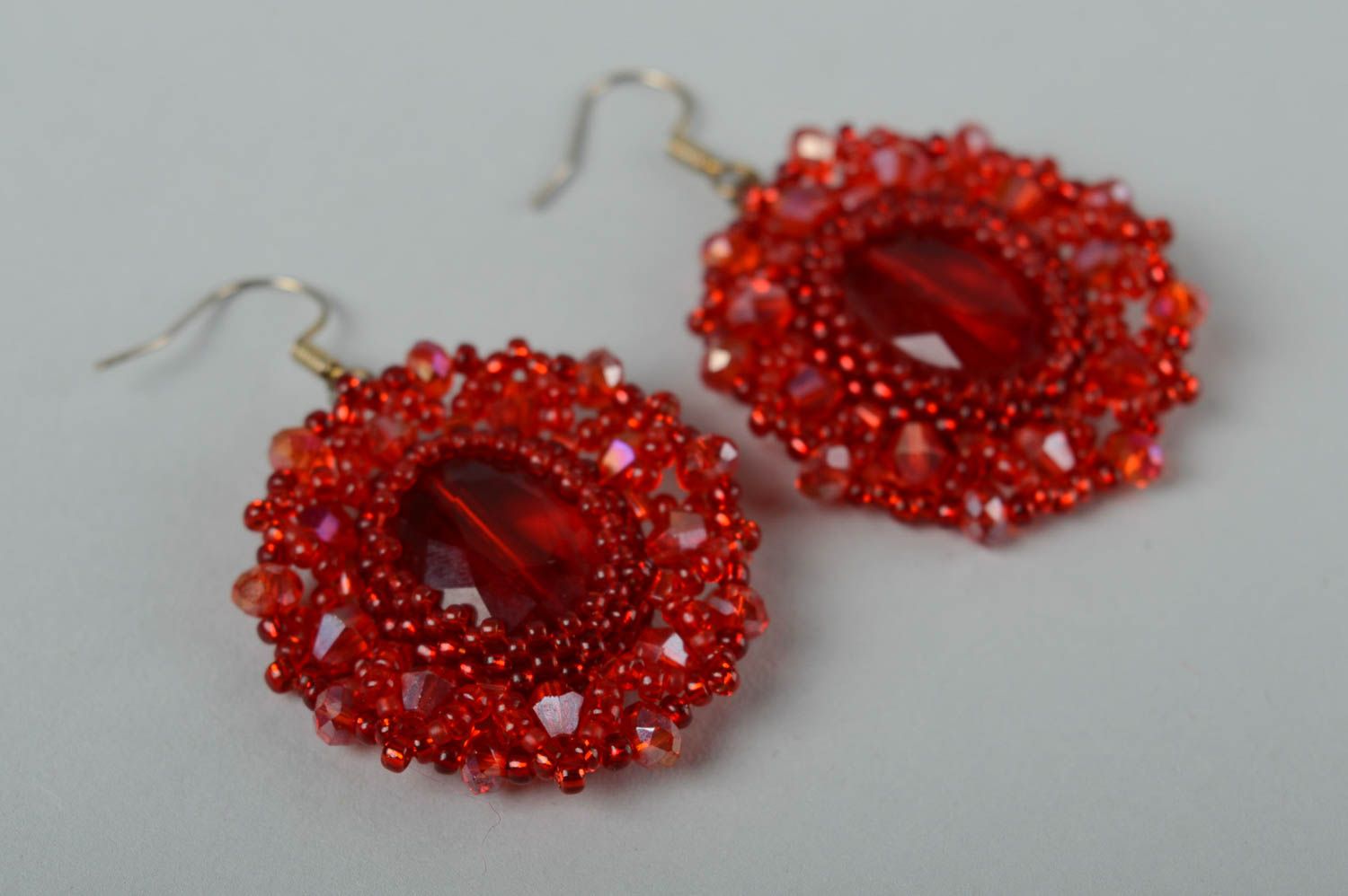 Boucles d'oreilles pendantes Bijou fait main perles cabochon rouge Cadeau femme photo 2