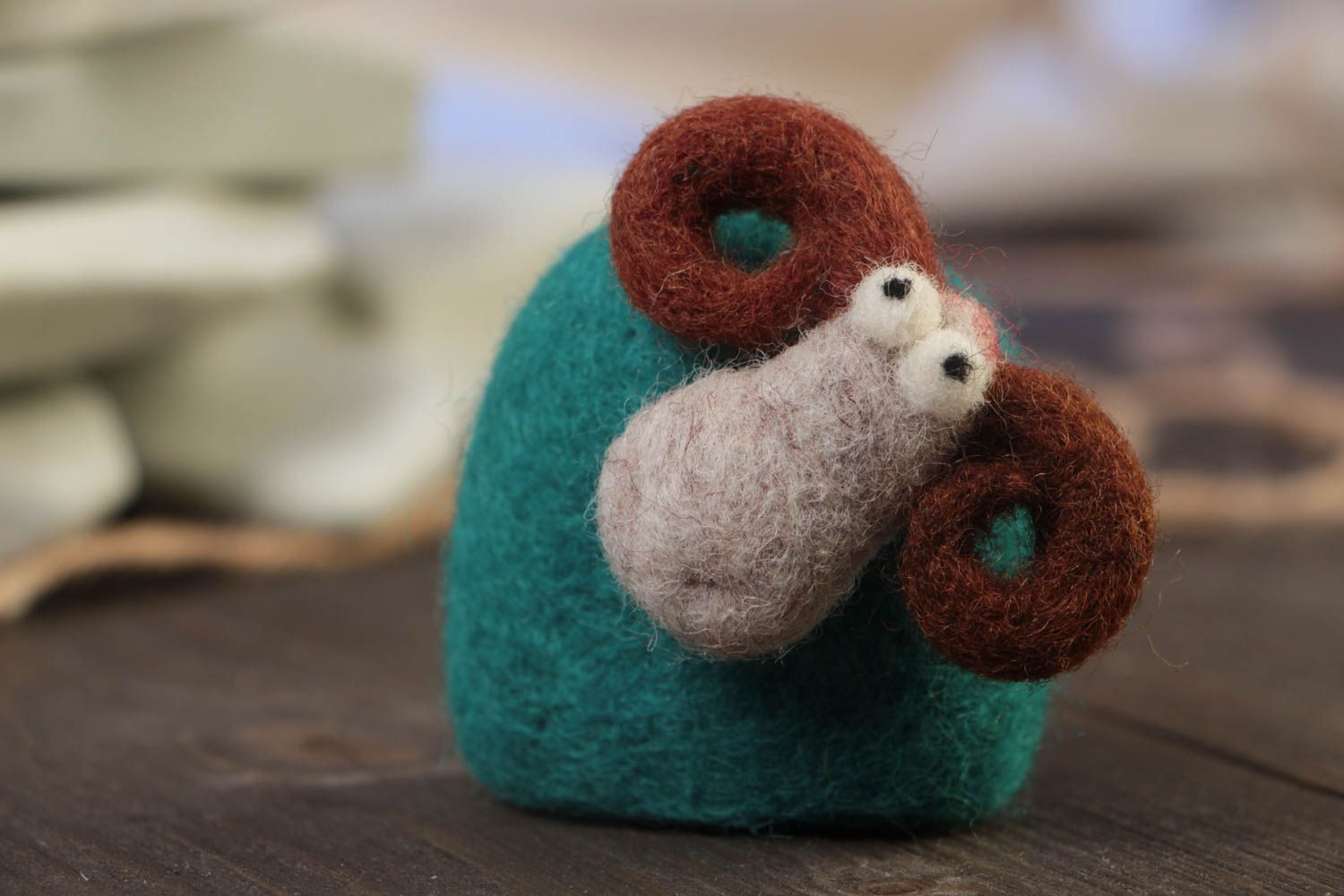 Handgemachte Figurine aus Wolle in Trockenfilzen Technik kleines Schaf für Haus foto 1