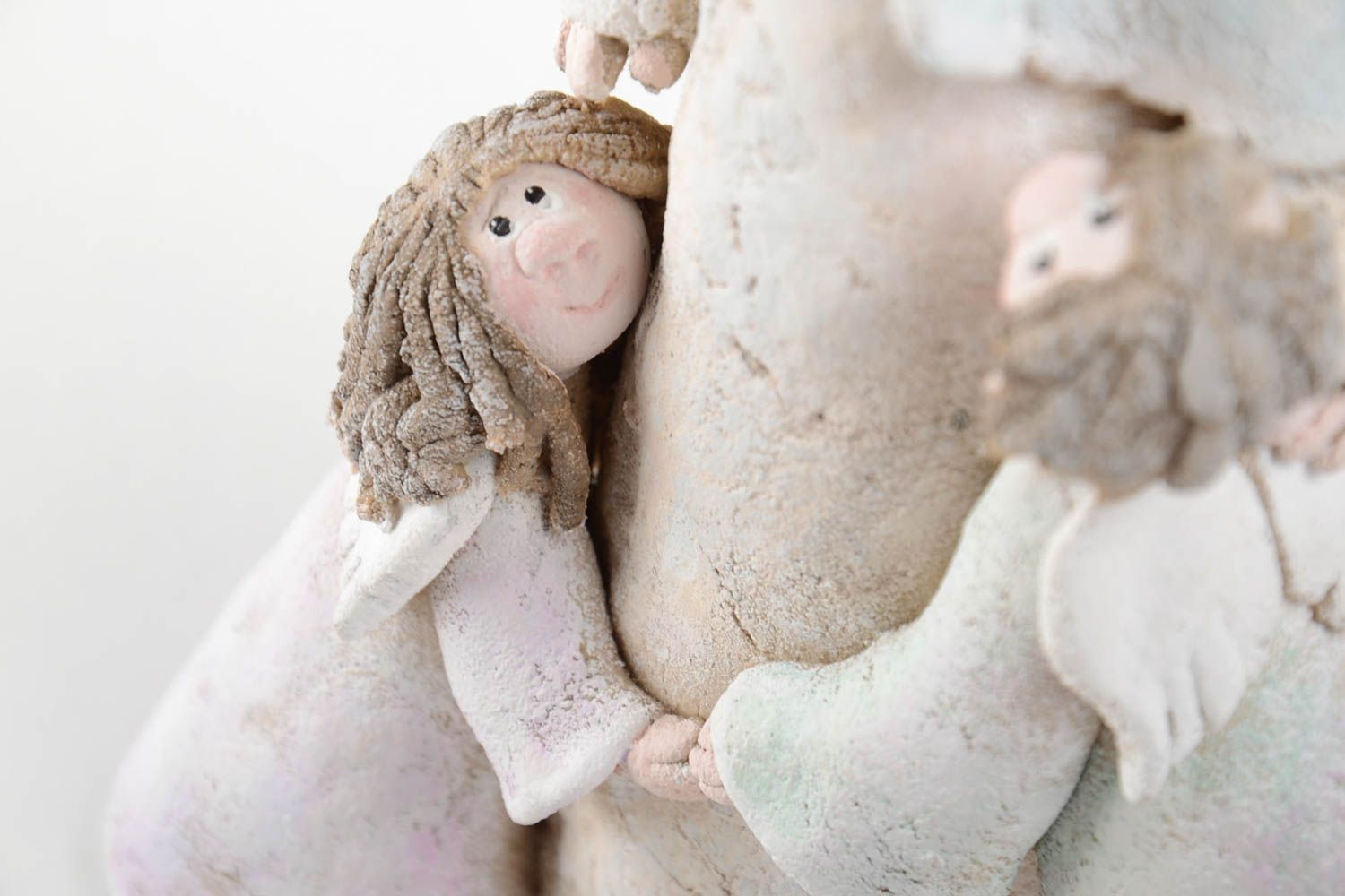 Статуэтка из самозастывающей глины ручной работы в виде ангела с двумя детьми фото 3