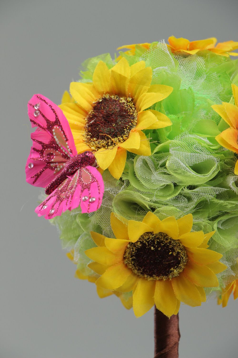 Topiario artesanal de flores artificiales verde amarillo en maceta plástica foto 5