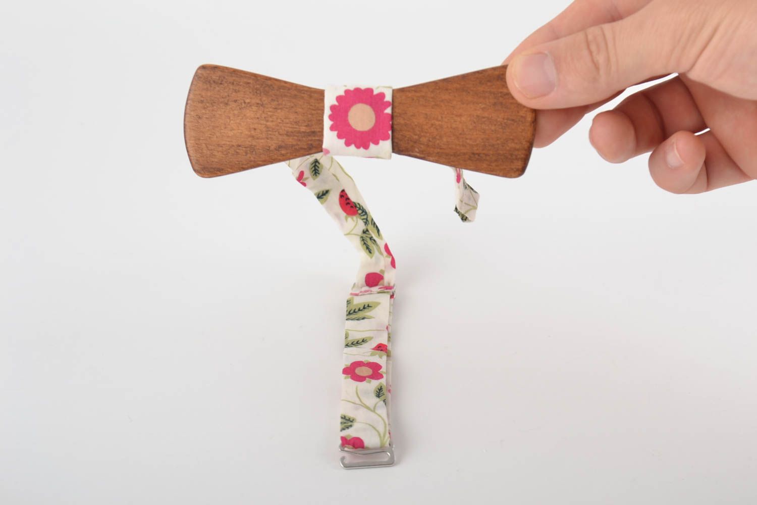 Деревянный галстук бабочка ручной работы из коттона оригинальная с цветочком фото 5