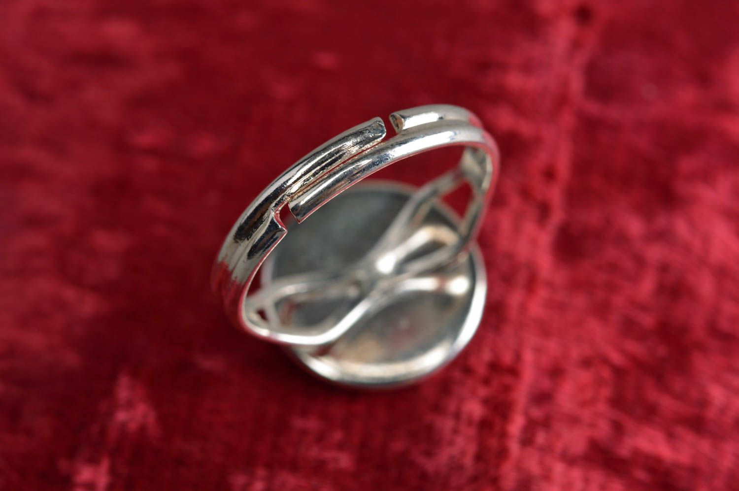 Runder handgemachter Ring mit Epoxidharz in Decoupage bunt stilvoll künstlerisch foto 3