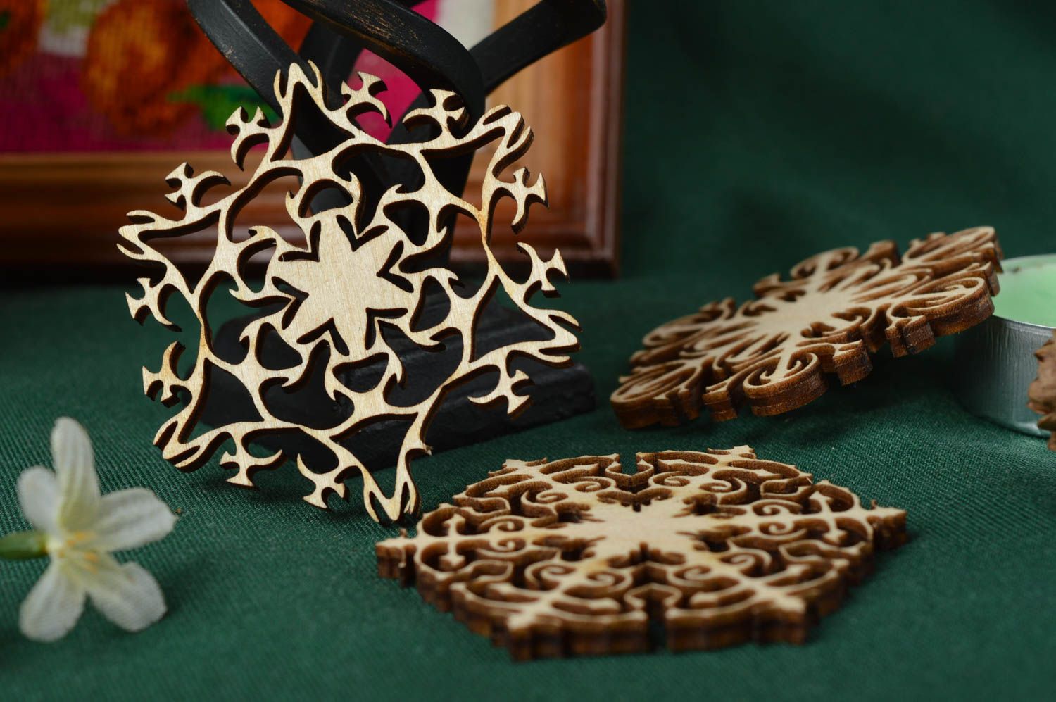 Colgantes artesanales hechos a mano adornos navideños manualidades en madera foto 1