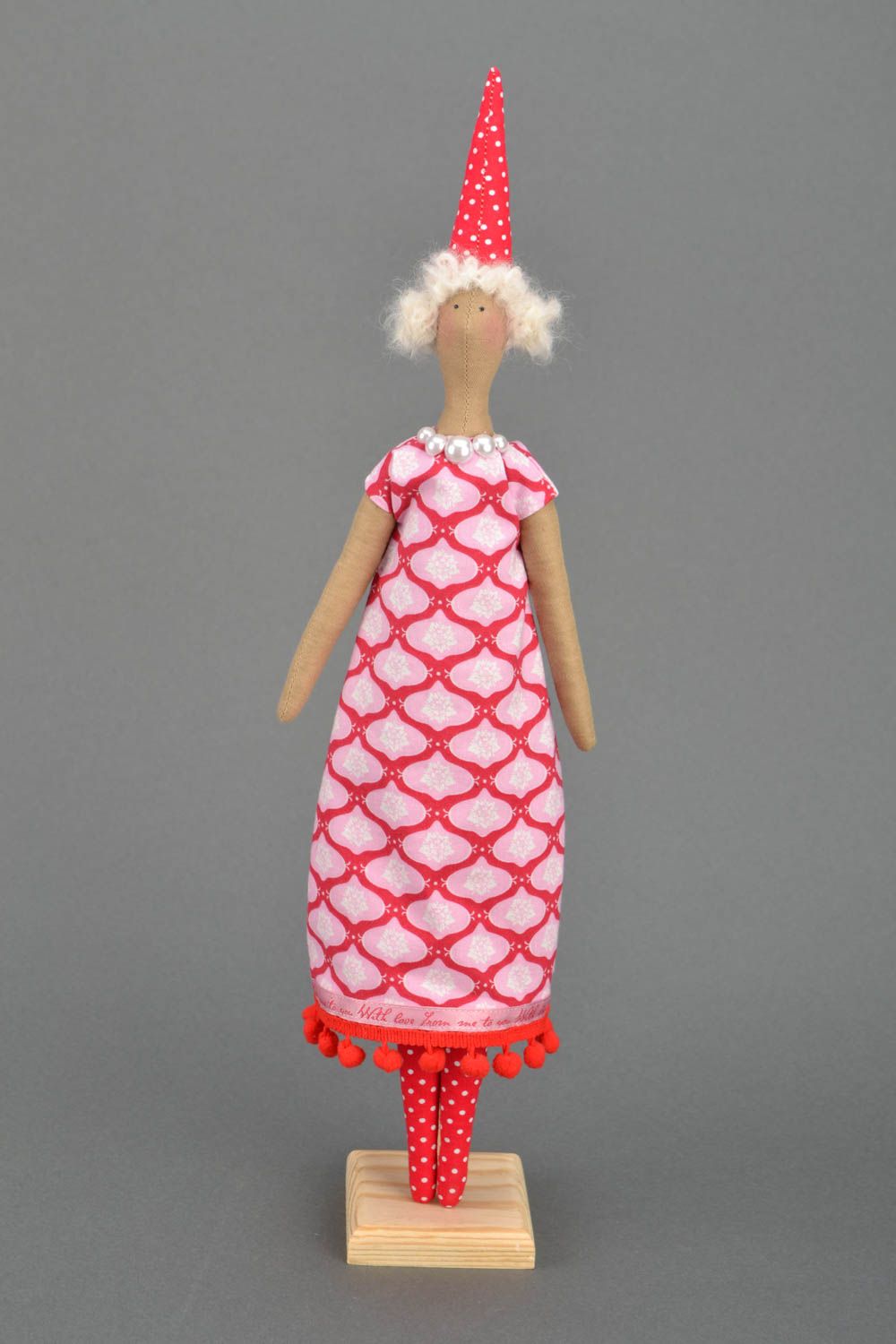 Авторская мягкая кукла на подставке Девочка в колпаке фото 1