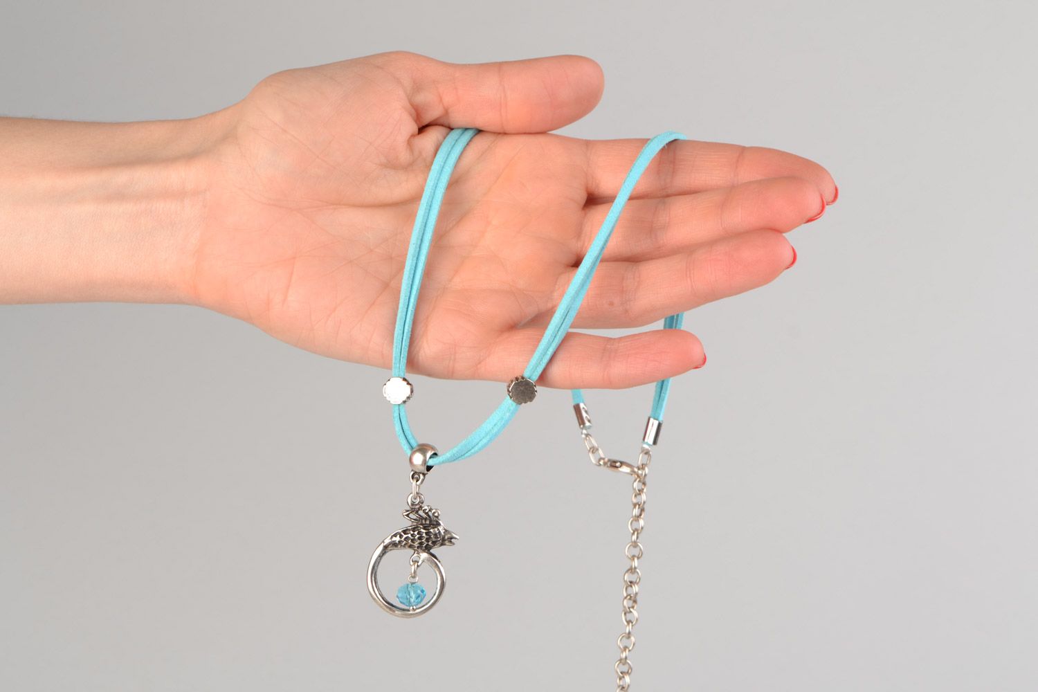 Long pendentif en métal avec cordelette de daim bleue fait main original photo 2