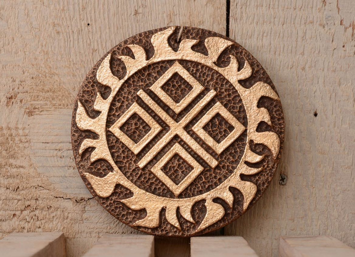 Prato decorativo de argila feito à mão para decoração da parede em estilo étnico Makosh foto 1