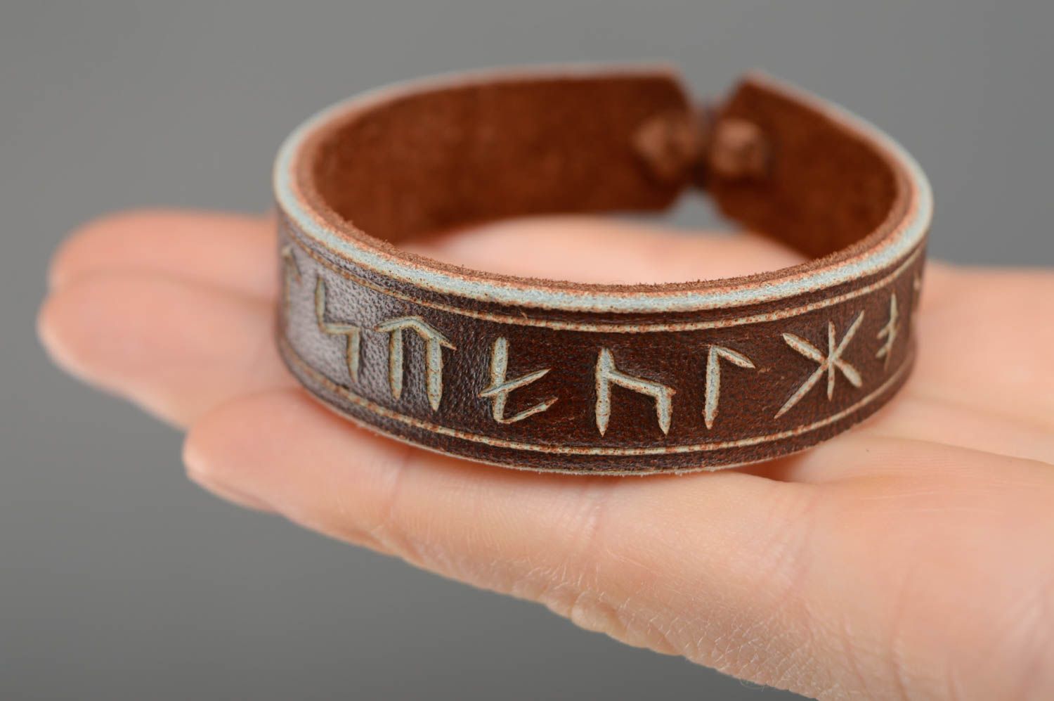 Bracelet en cuir naturel marron avec runes sculptées fait main style ethnique photo 4
