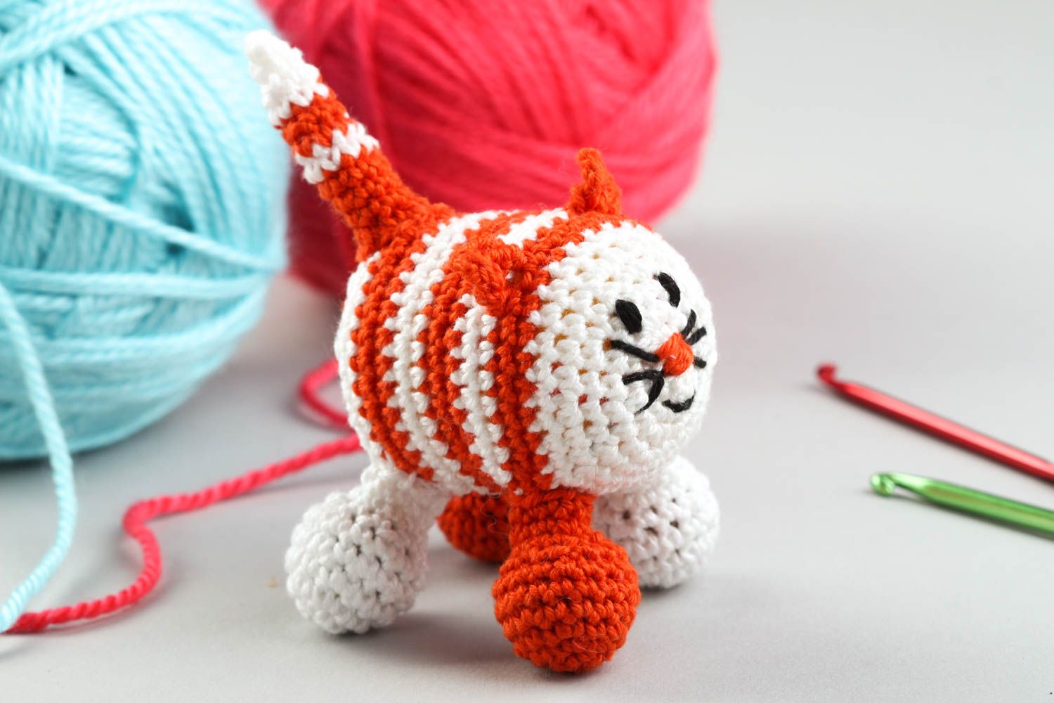 Jouet enfant fait main Hochet bébé tricoté chat Cadeau original design photo 1