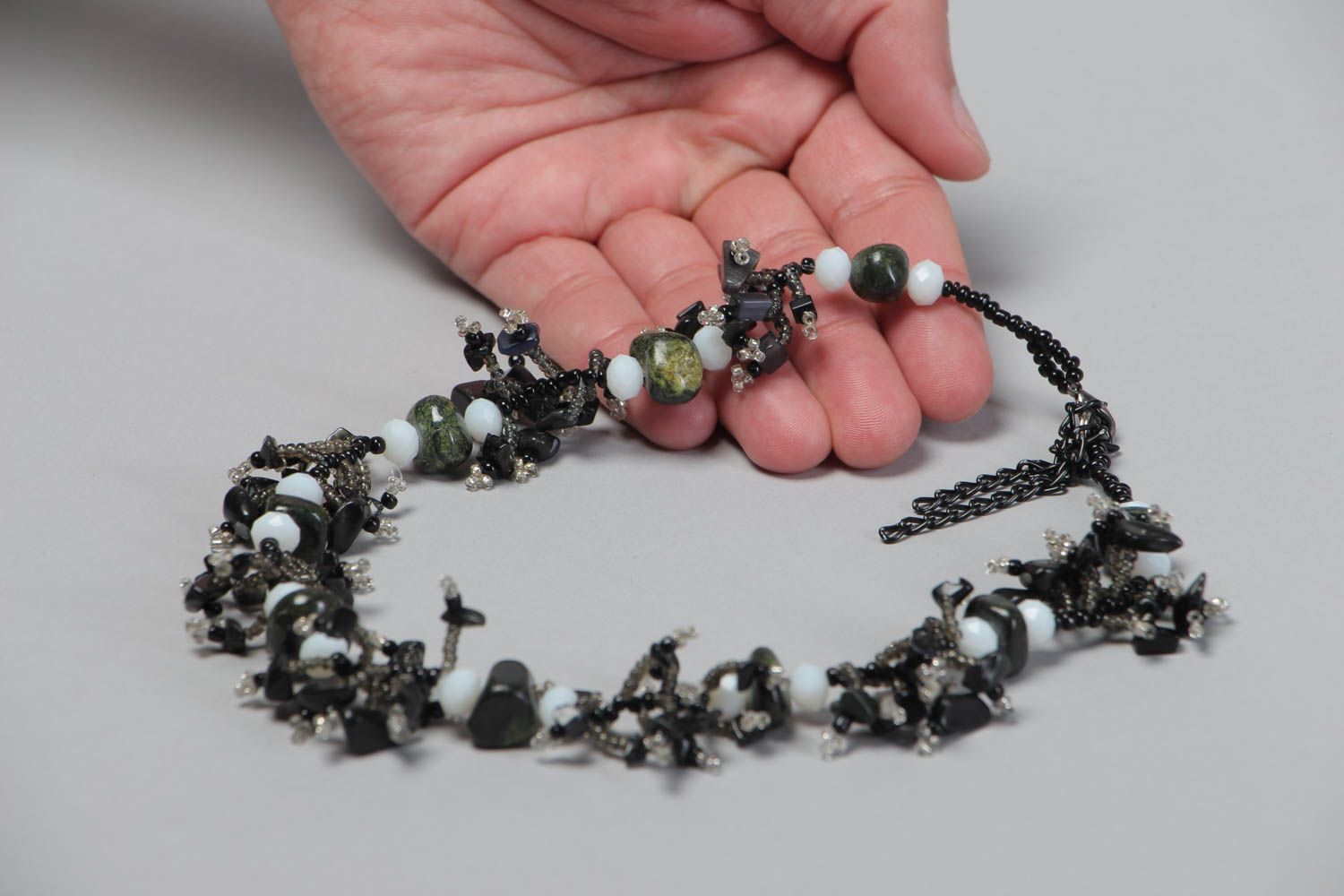 Ожерелье из бисера и натурального камня змеевика ручной работы нарядное фото 5