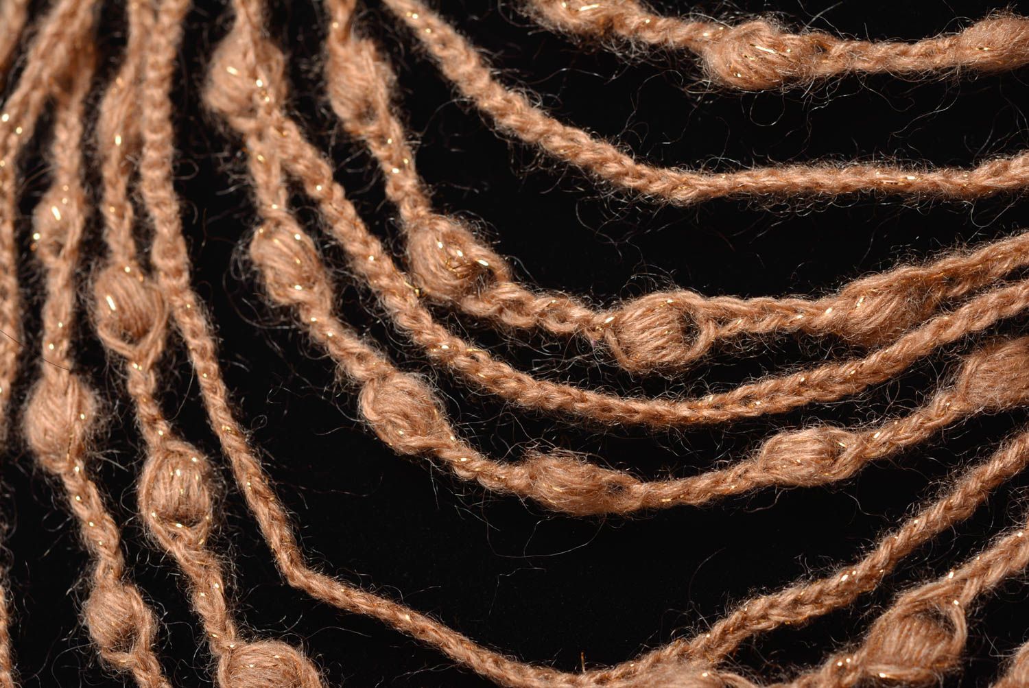 Collar tejido a crochet de hilos acrílicos y abalorios de color beige artesanal foto 3