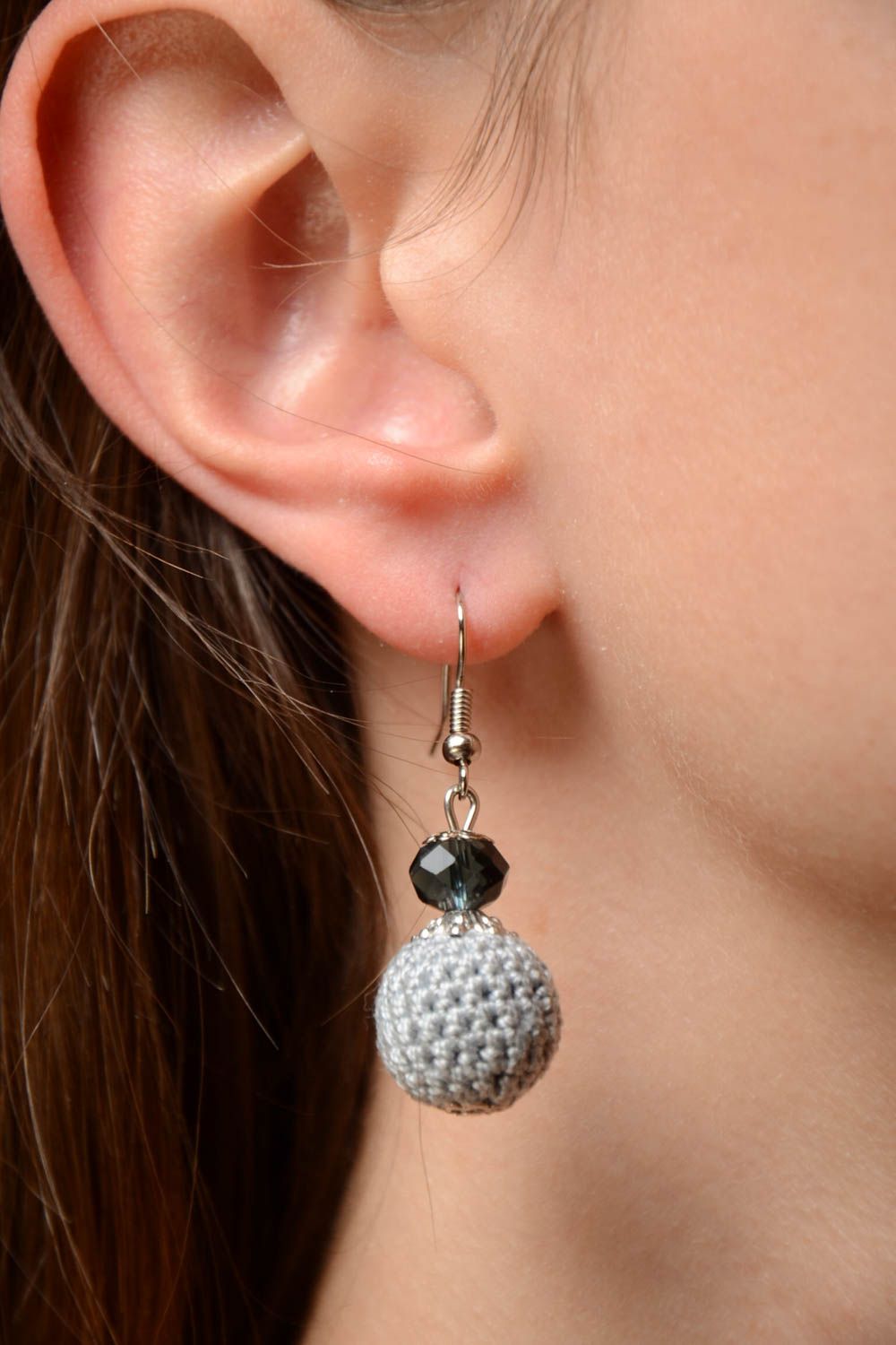 Boucles d'oreilles pendantes faites main avec perles tricotées couleur grise photo 2