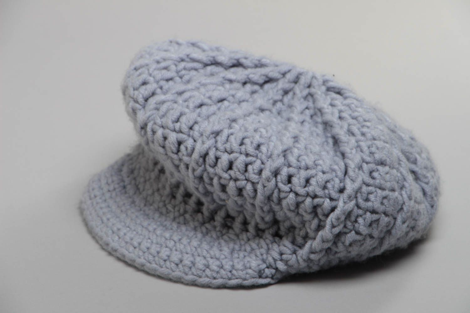 Béret avec visière gris tricoté en laine au crochet fait main élégant pour femme photo 2