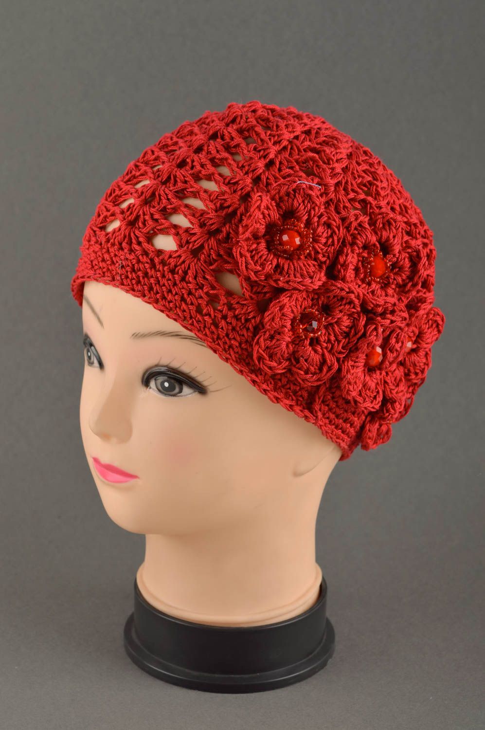 Bonnet tricot fait main Chapeau rouge design Vêtement pour femme avec fleurs photo 1