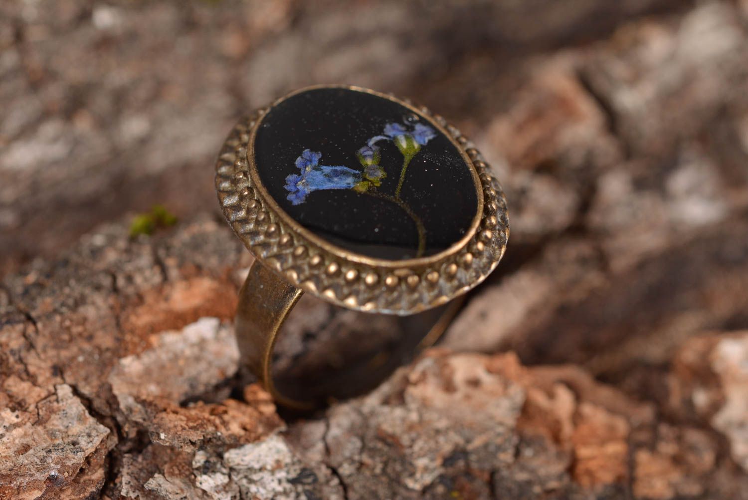 Кольцо ручной работы женское кольцо украшение из эпоксидной смолы круглое фото 1
