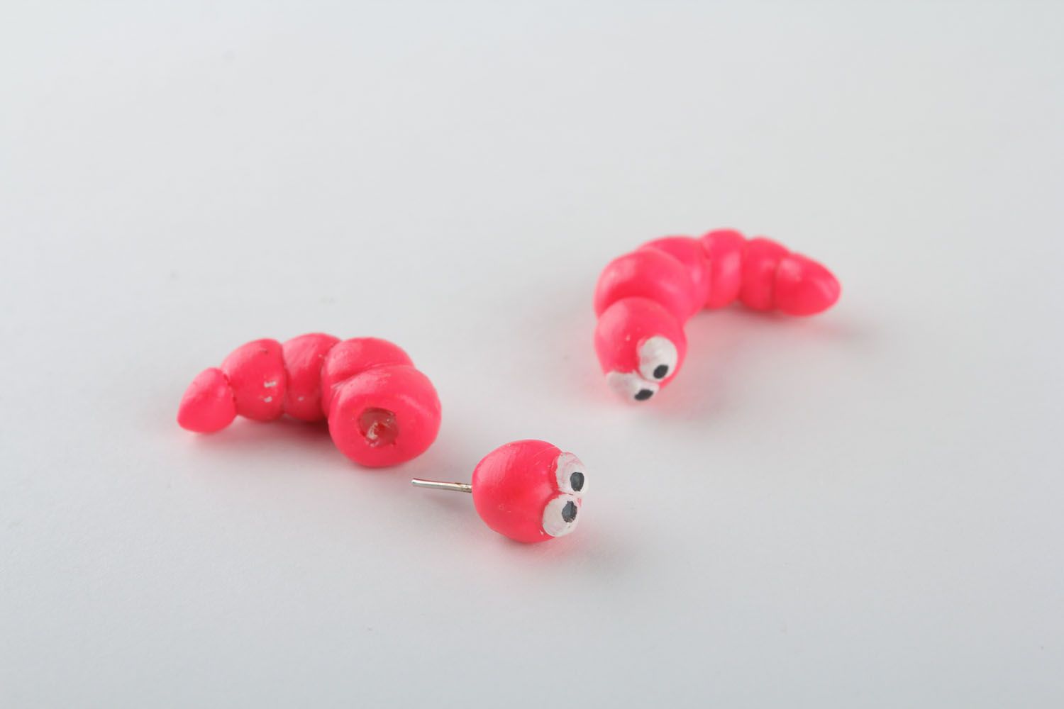 Boucles d'oreilles en argile polymère chenille rose photo 4