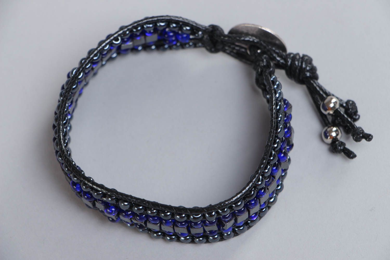 Браслет с натуральным камнем и бисером на руку оригинальный нарядный черный с синим фото 2