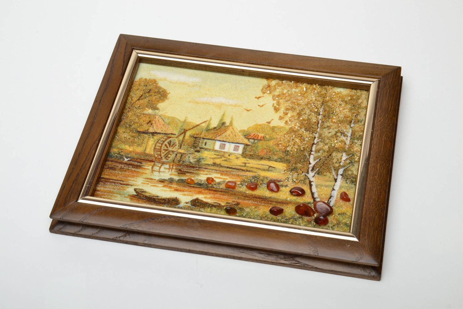 Картина из янтаря с деревенским пейзажем  фото 2