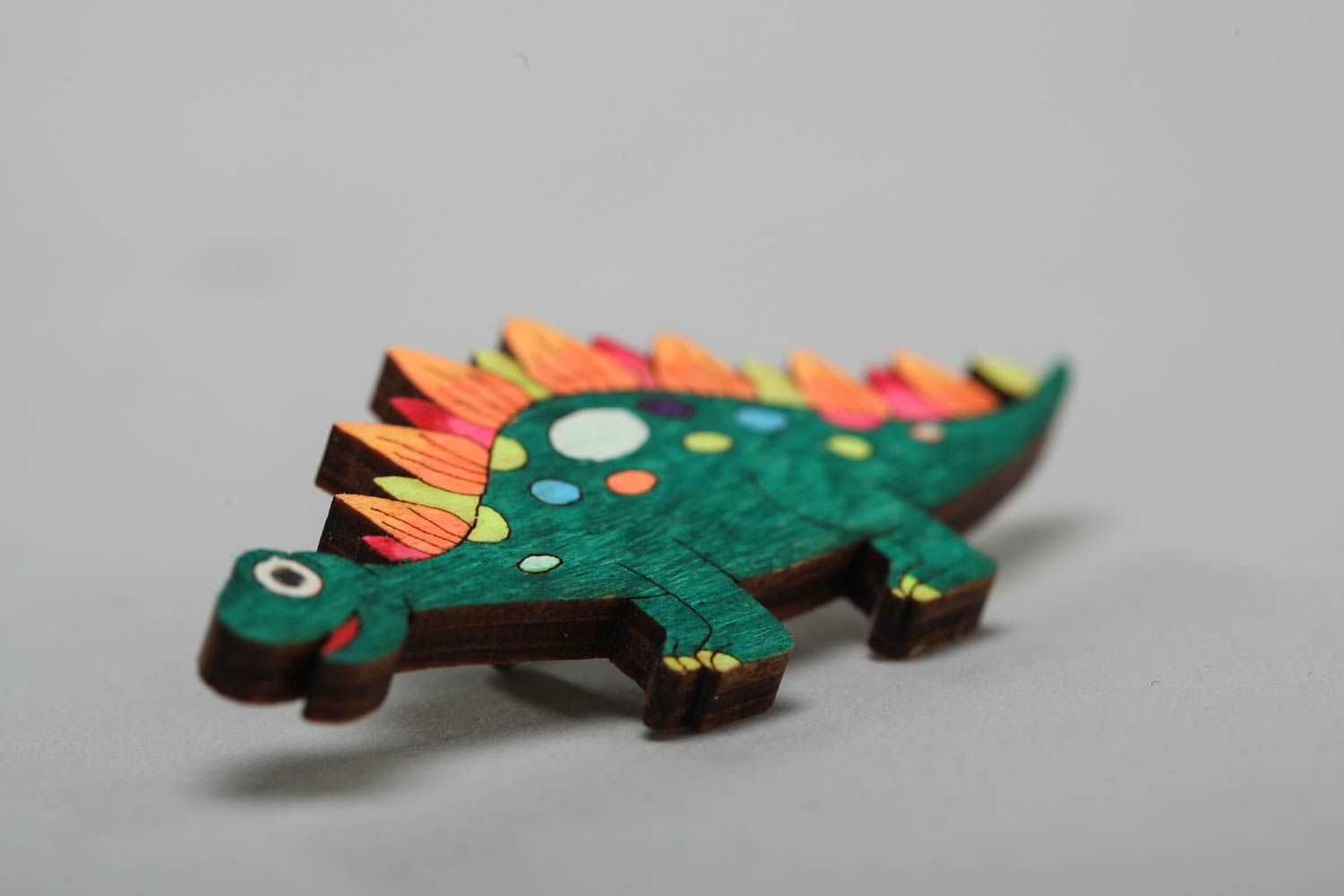 Broche en bois peinte de couleurs acryliques faite main pour enfant Dinosaure photo 3