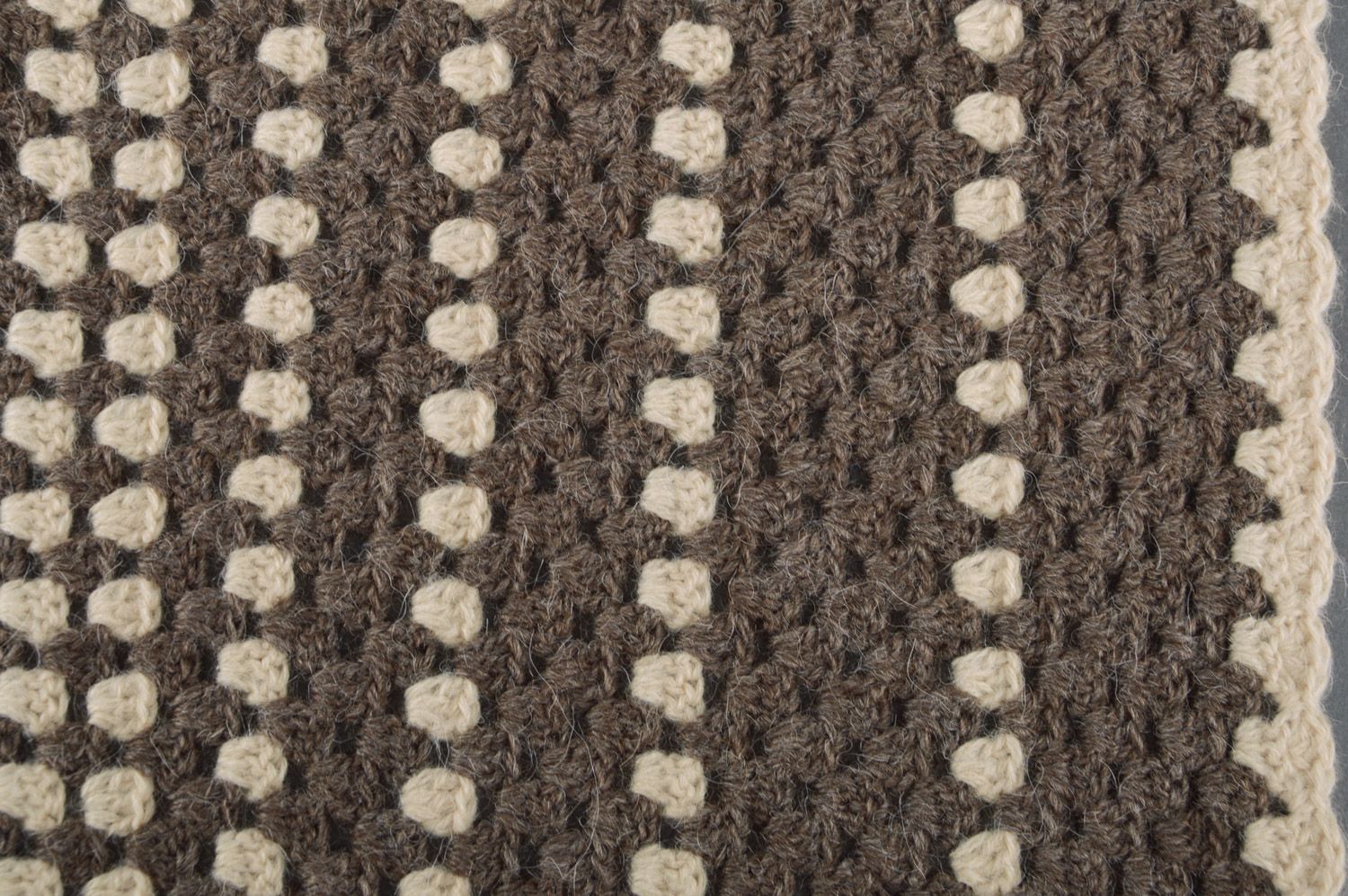 Châle tricoté aux aiguilles en mi-laine gris chaud rayé fait main pour femme photo 2