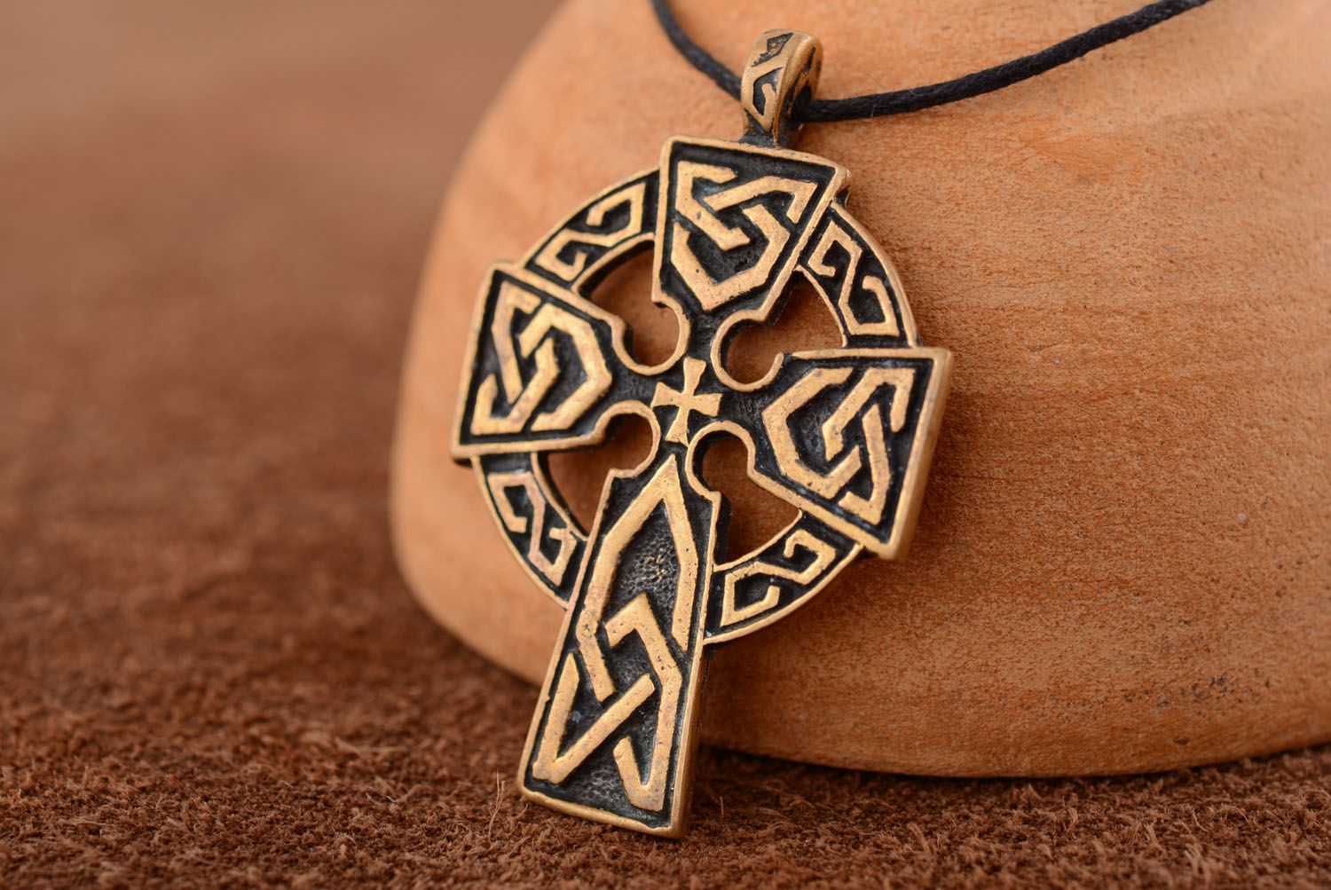 Бронзовый кулон в виде кельтского креста  фото 1