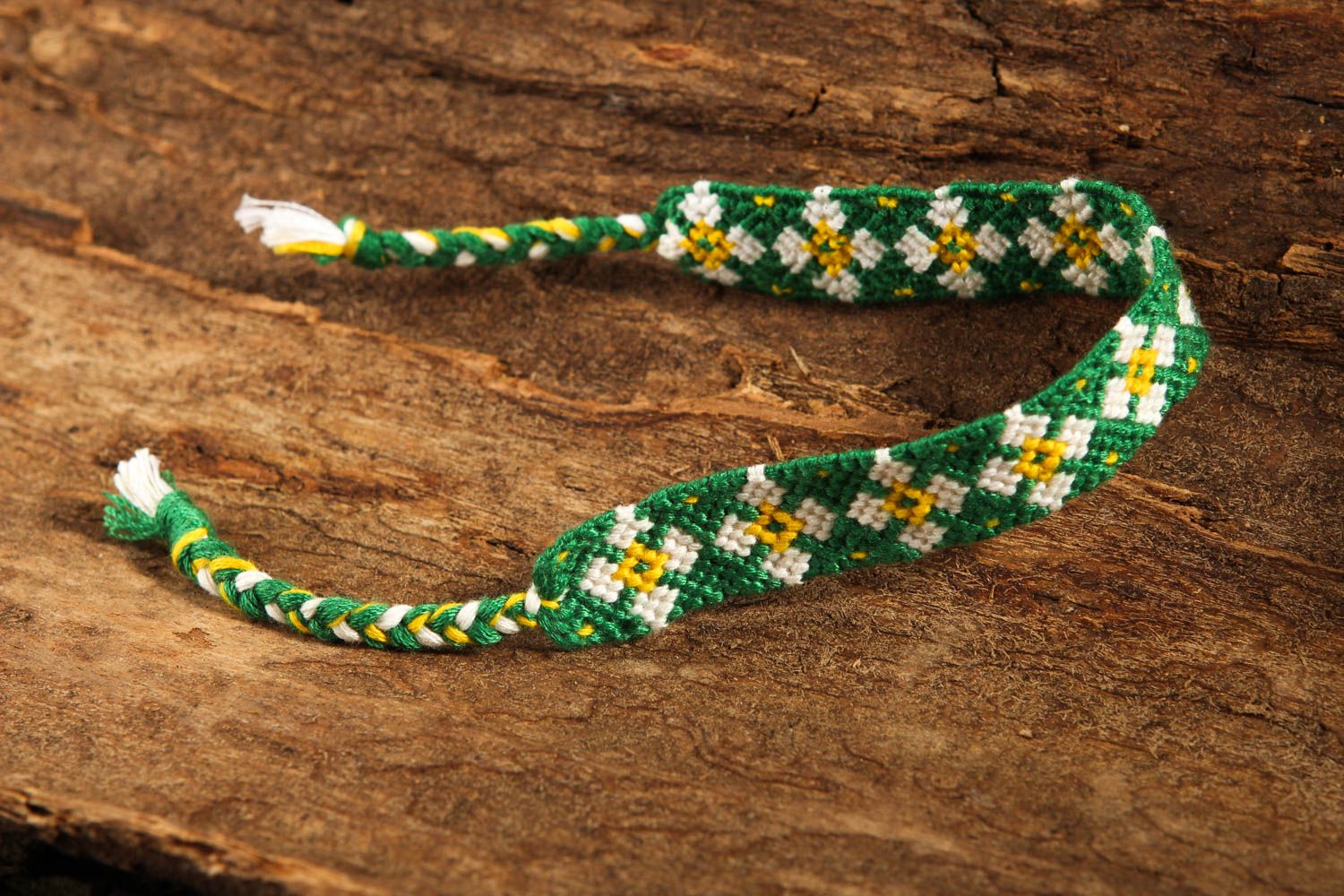 Bracelet vert à motif Bijou fait main tressé en fils moulinés Cadeau femme photo 1