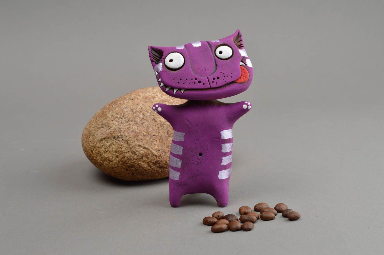 Фиолетовая глиняная статуэтка в виде забавного кота ручной работы расписная фото 1