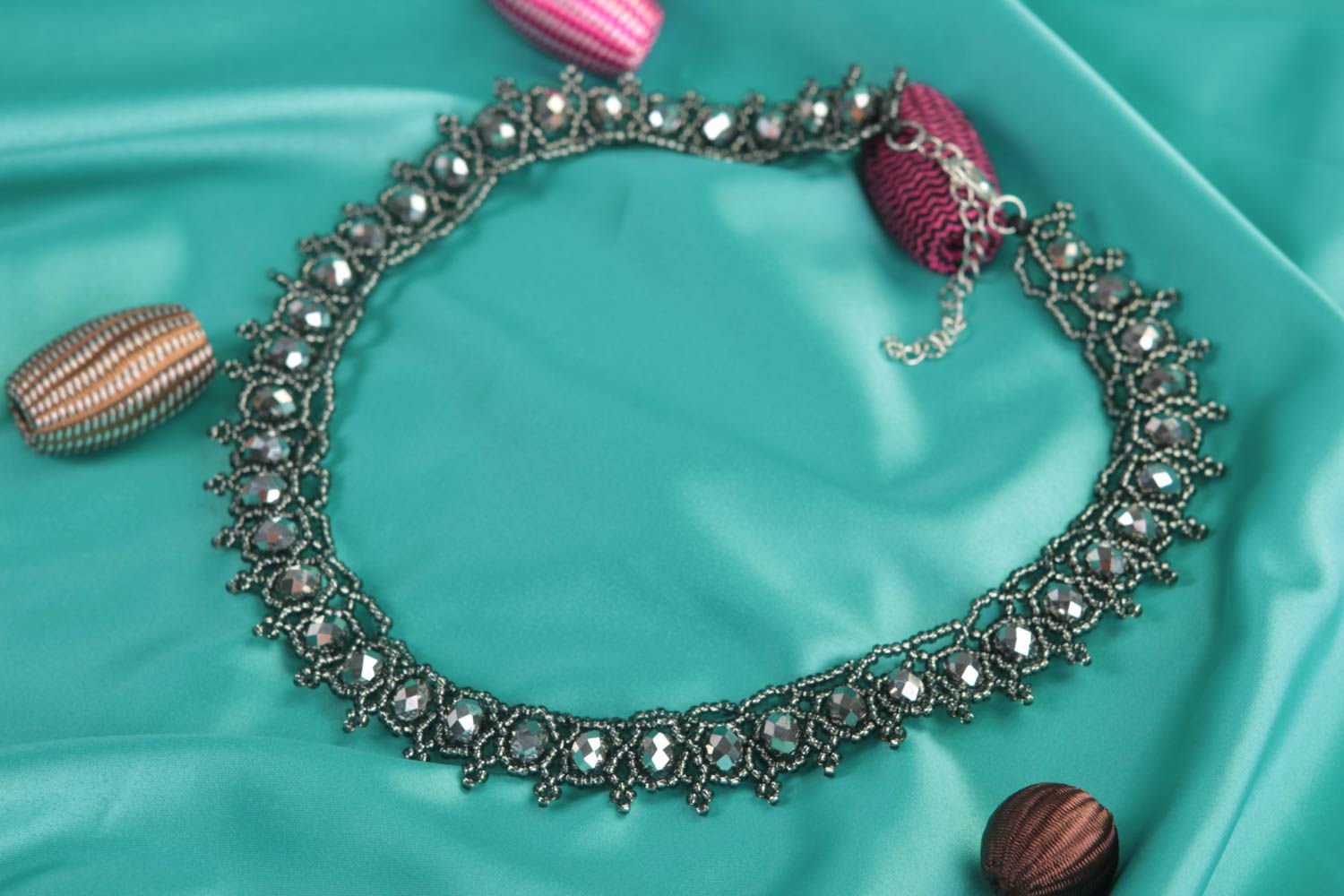 Ожерелье из бисера и бусин хрустальных ручной работы серое оригинальное нарядное фото 1