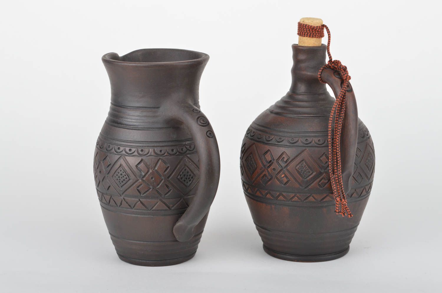 Handgemachte Flasche und Krug aus Keramik in Dunkelbraun 2 Stück 500 ml und 1 L  foto 2