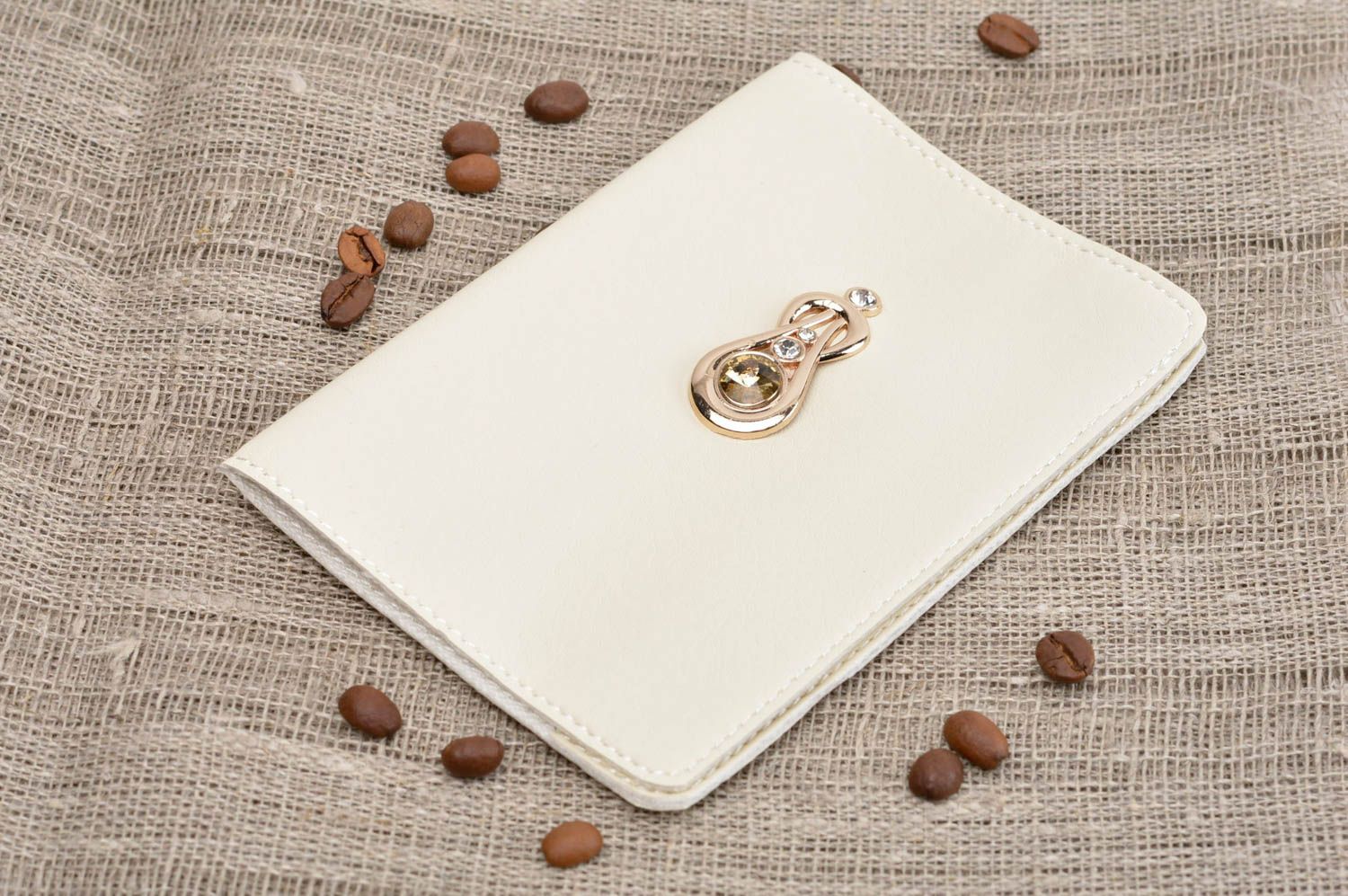 Étui passeport cuir fait main Protège-passeport blanc décoré Accessoire femme photo 1