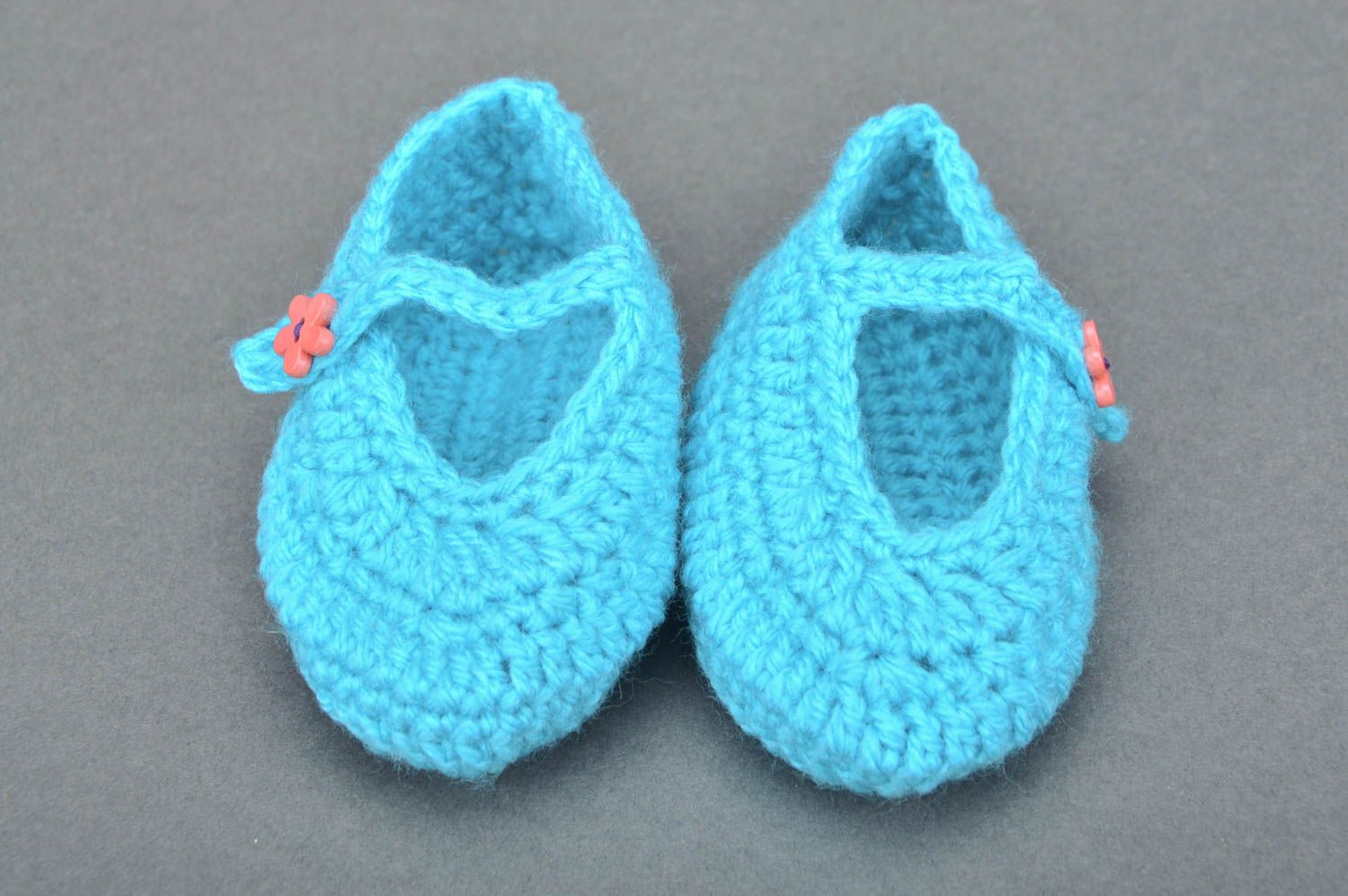 Chaussons bébé tricotés faits main bleus en fils acryliques sur bouton photo 2