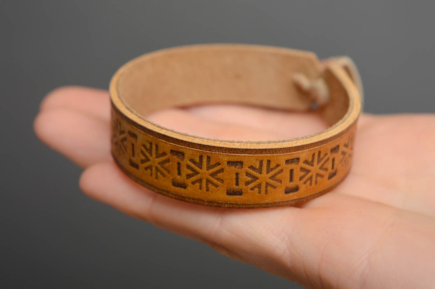 Light brown genuine leather bracelet with pattern photo 4