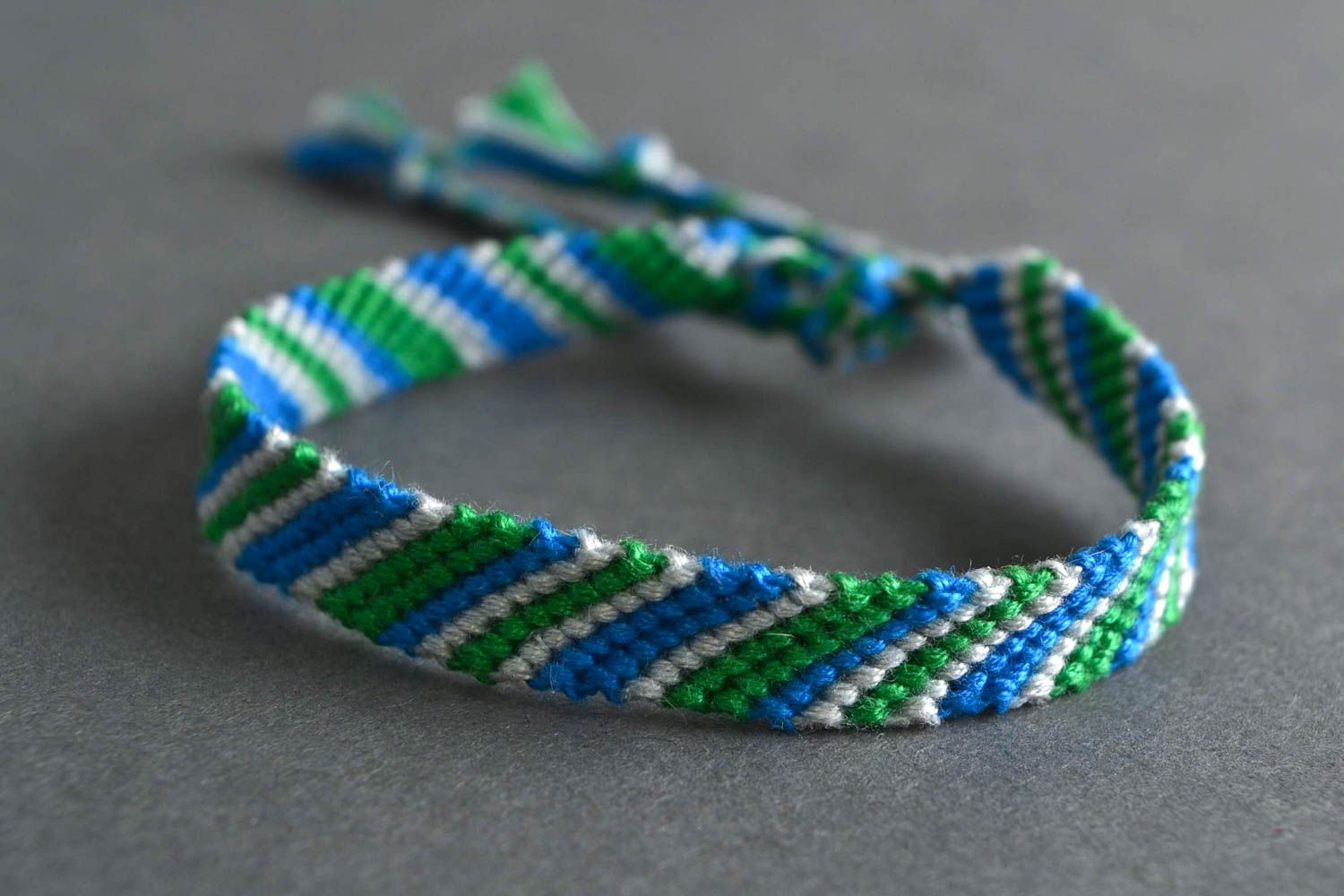 Красивый наручный браслет фенечка из ниток в технике макраме ручной работы зеленый с голубым фото 1