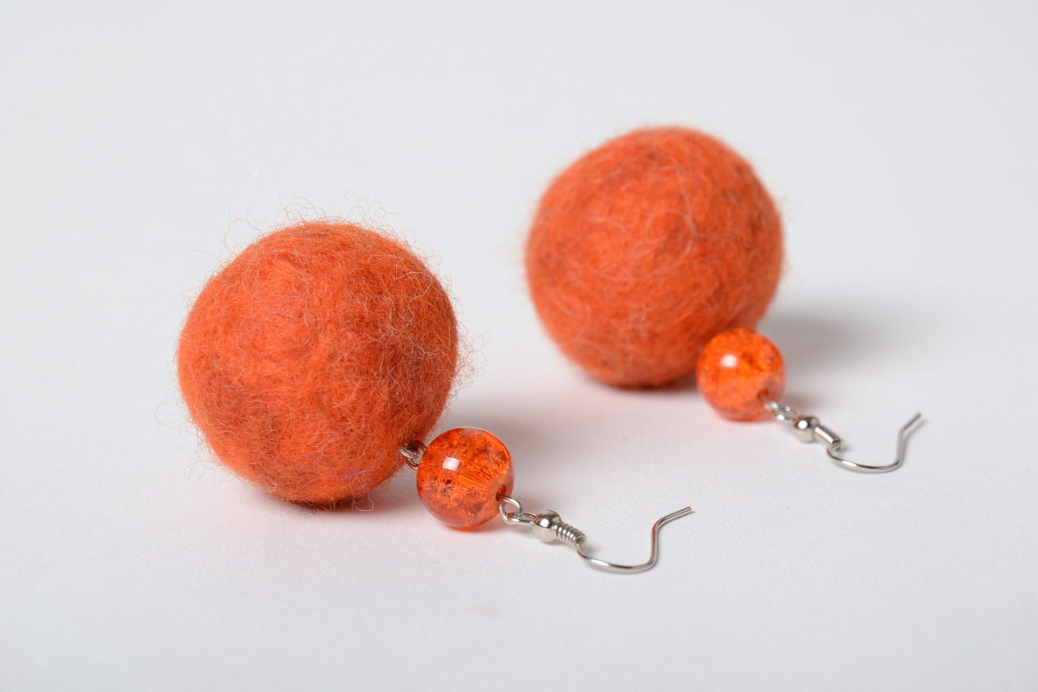 Оранжевые серьги из валяной шерсти в форме шариков аксессуар ручной работы фото 5