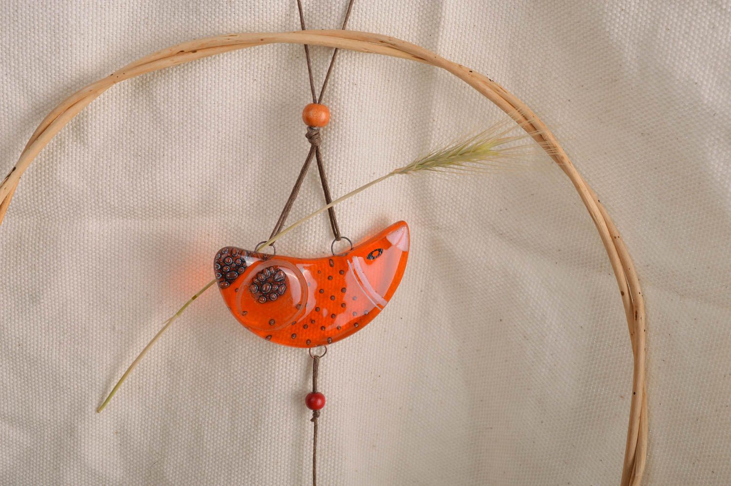 Petite décoration à suspendre en verre faite main orange fusing oiseau  photo 1
