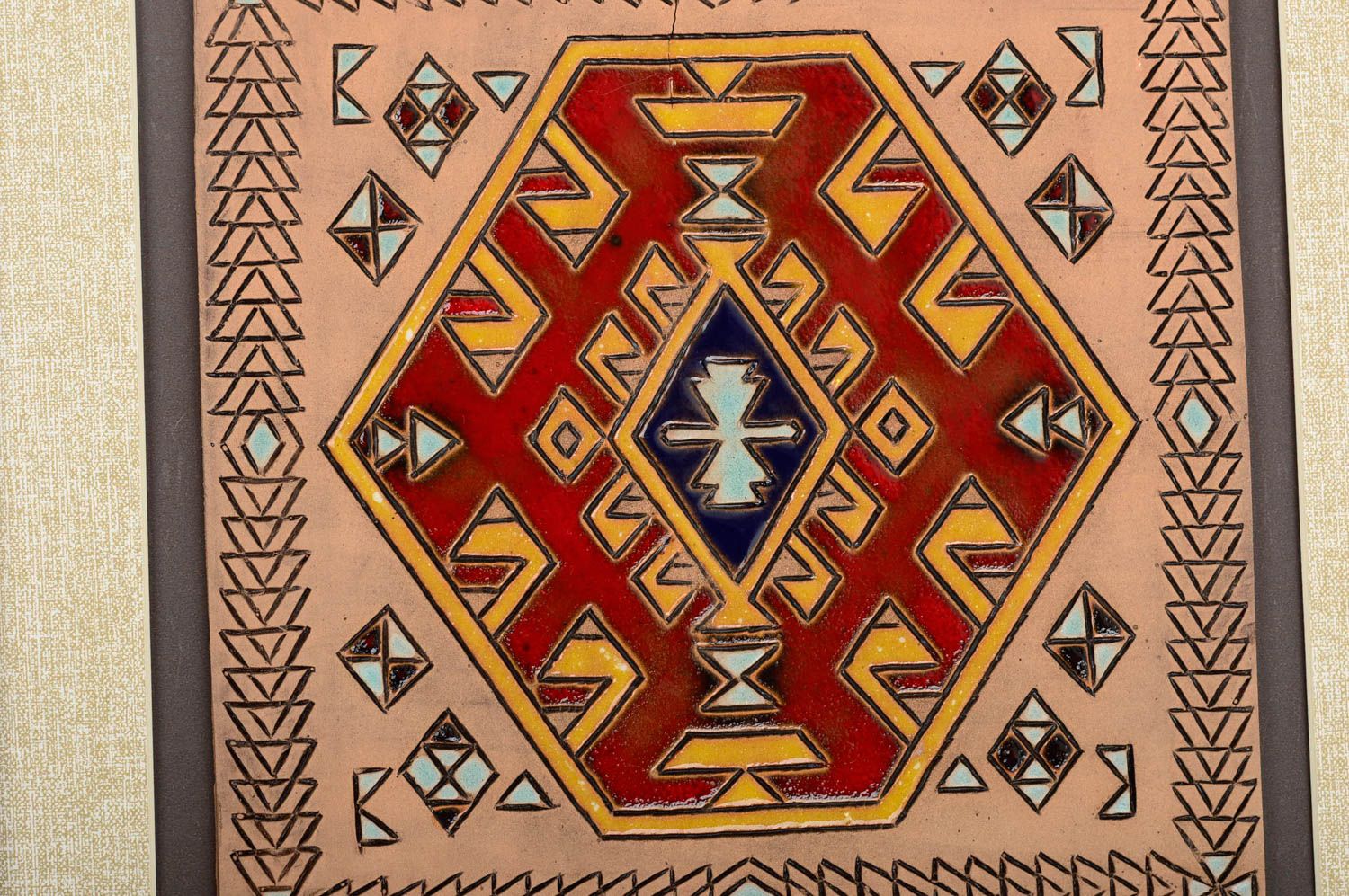 Keramische Fliese mit Muster im Rahmen Wand Dekor handmade im Ethno Stil foto 3