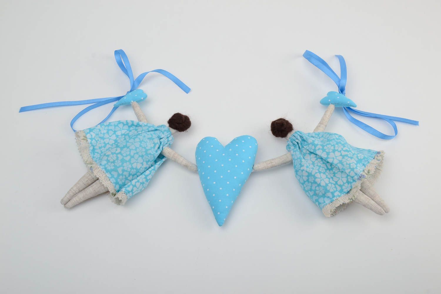 Guirlande de poupées avec coeur en tissus naturels faite main bleu clair photo 4