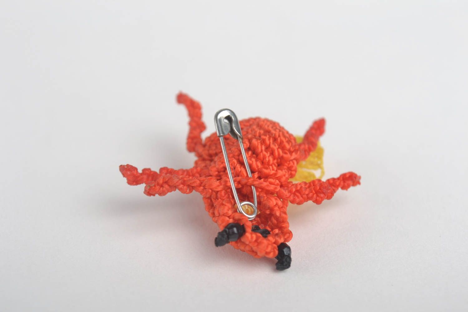 Плетеная брошь украшение ручной работы брошь животное муха оранжевая небольшая фото 3