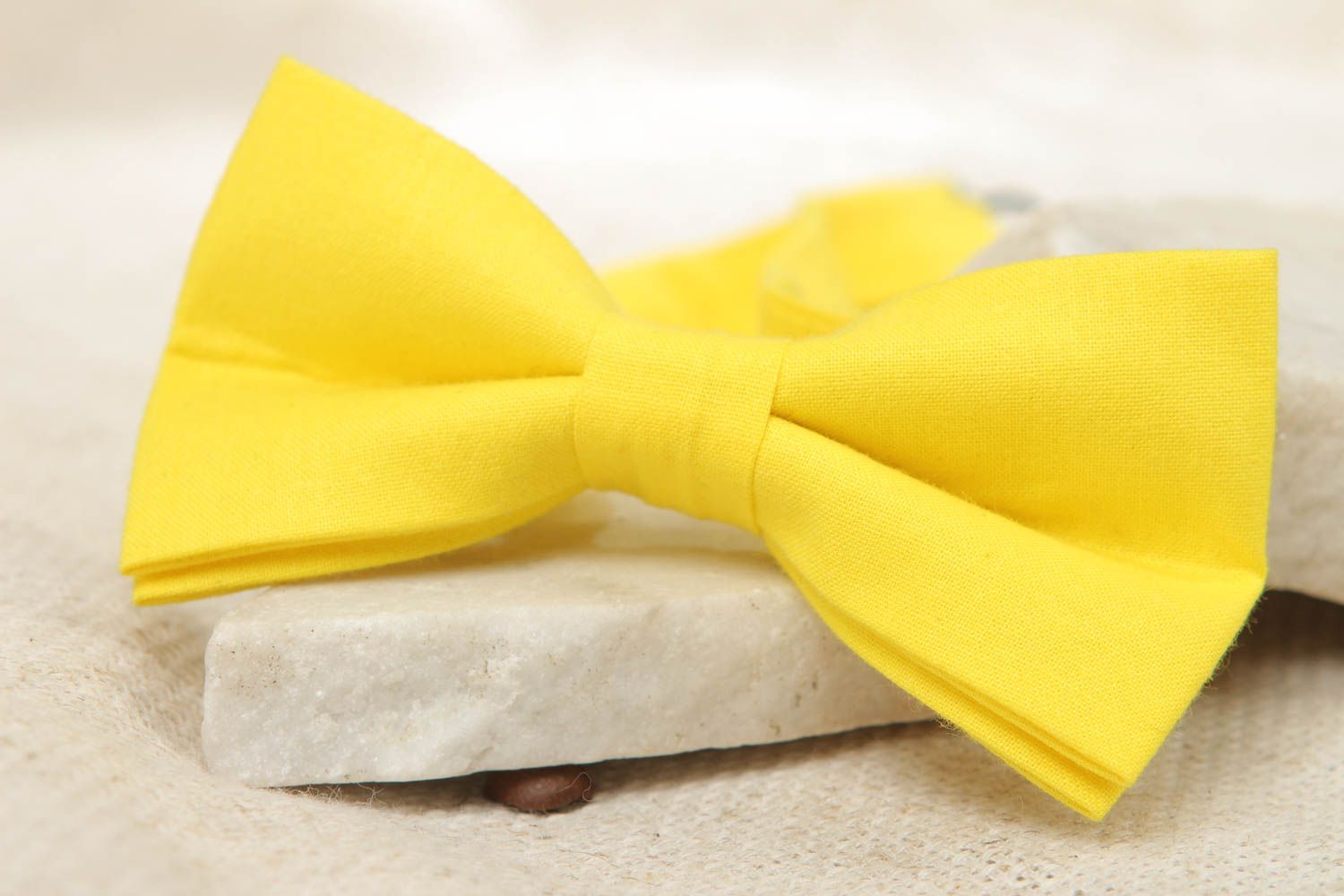 Ярко-желтый галстук-бабочка из ткани фото 5