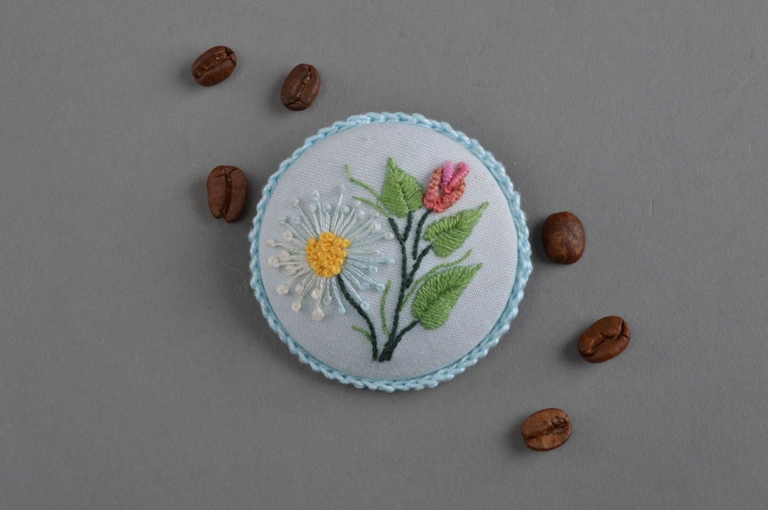 Schöne himmelblaue handgemachte Brosche mit Stickerei Blume auf Holzbasis foto 1