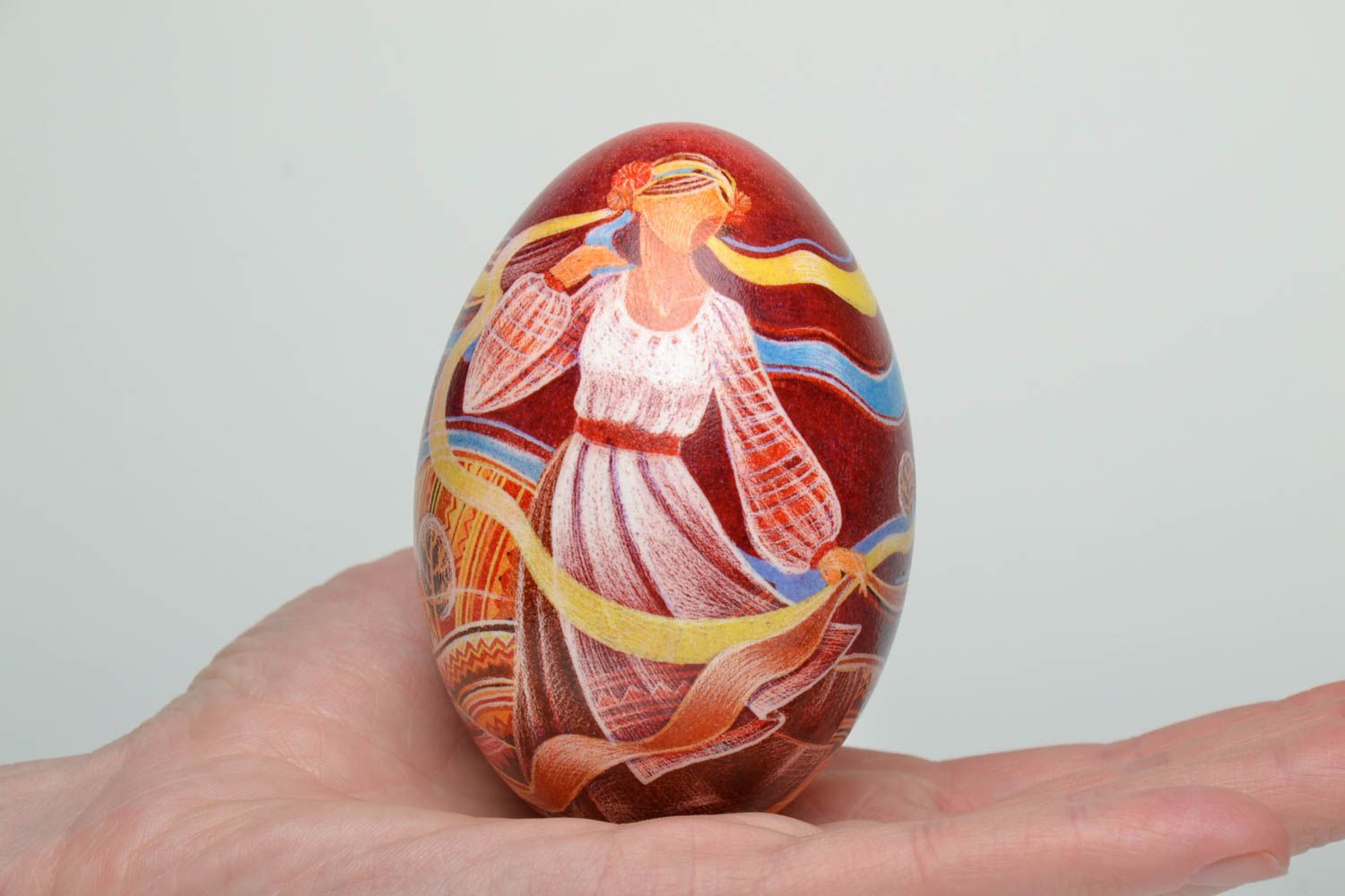 Oeuf de Pâques décoratif multicolore aux motifs ukrainiens peint à la main photo 5