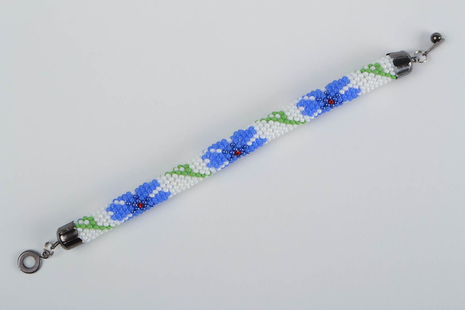 Pulsera de abalorios blanca con flores azules claras artesanal elegante bonita foto 3