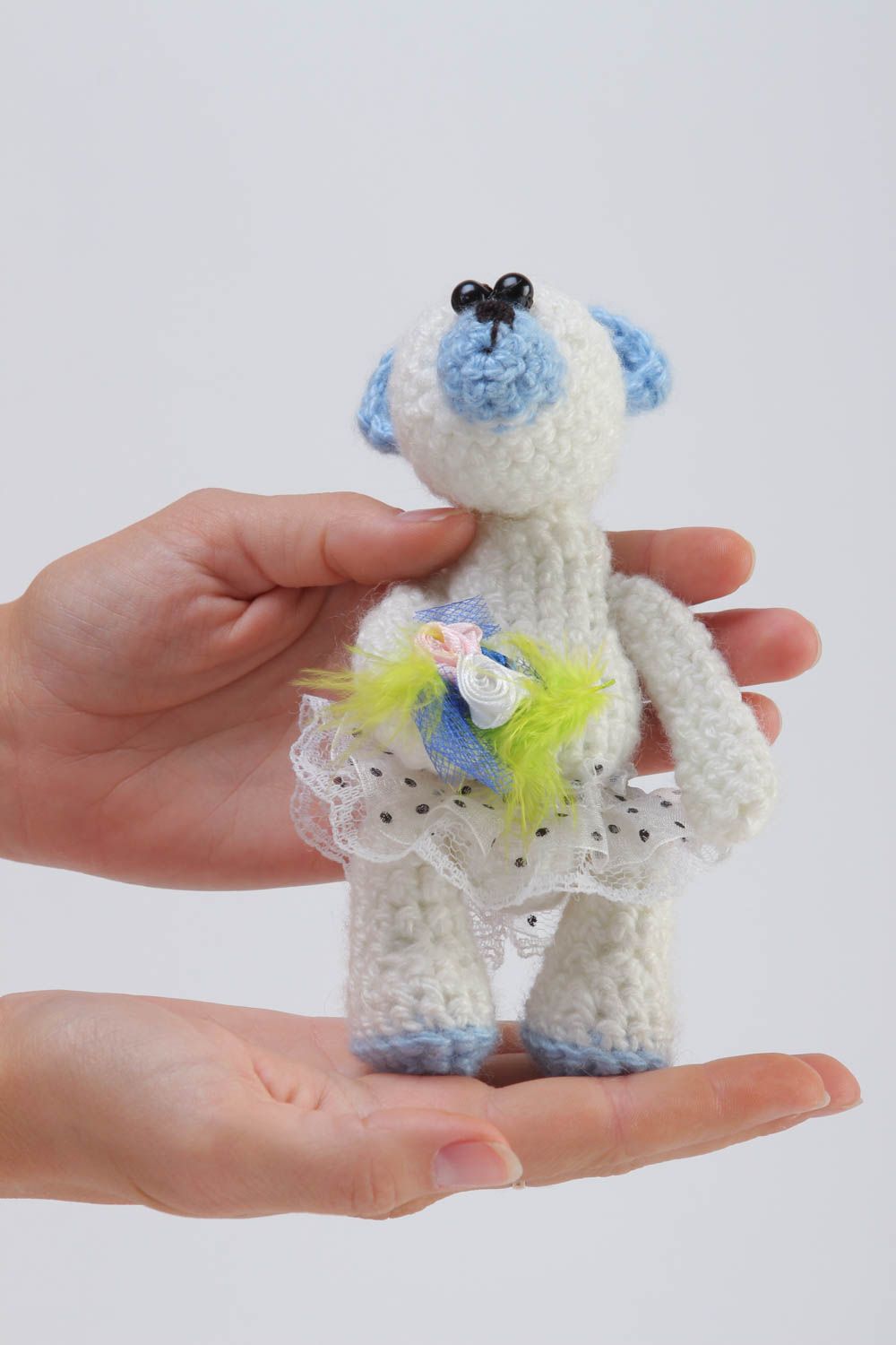 Jouet tricoté Peluche faite main ourson blanc-bleu avec fleurs Cadeau enfant photo 5