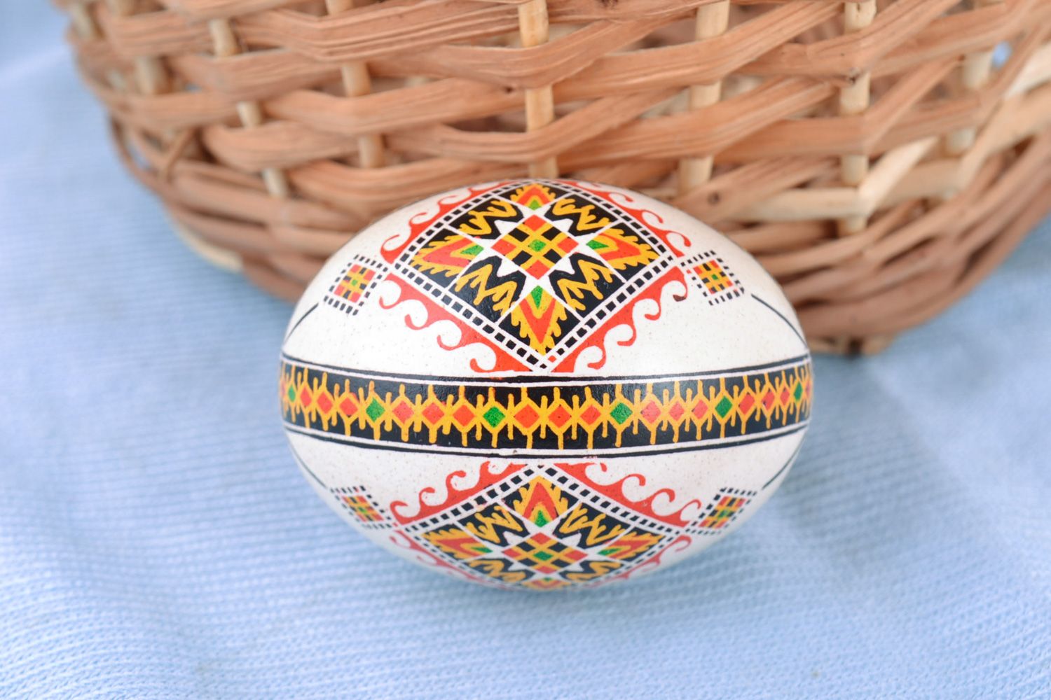 Huevo de Pascua pintado artesanal para decorar casa foto 1