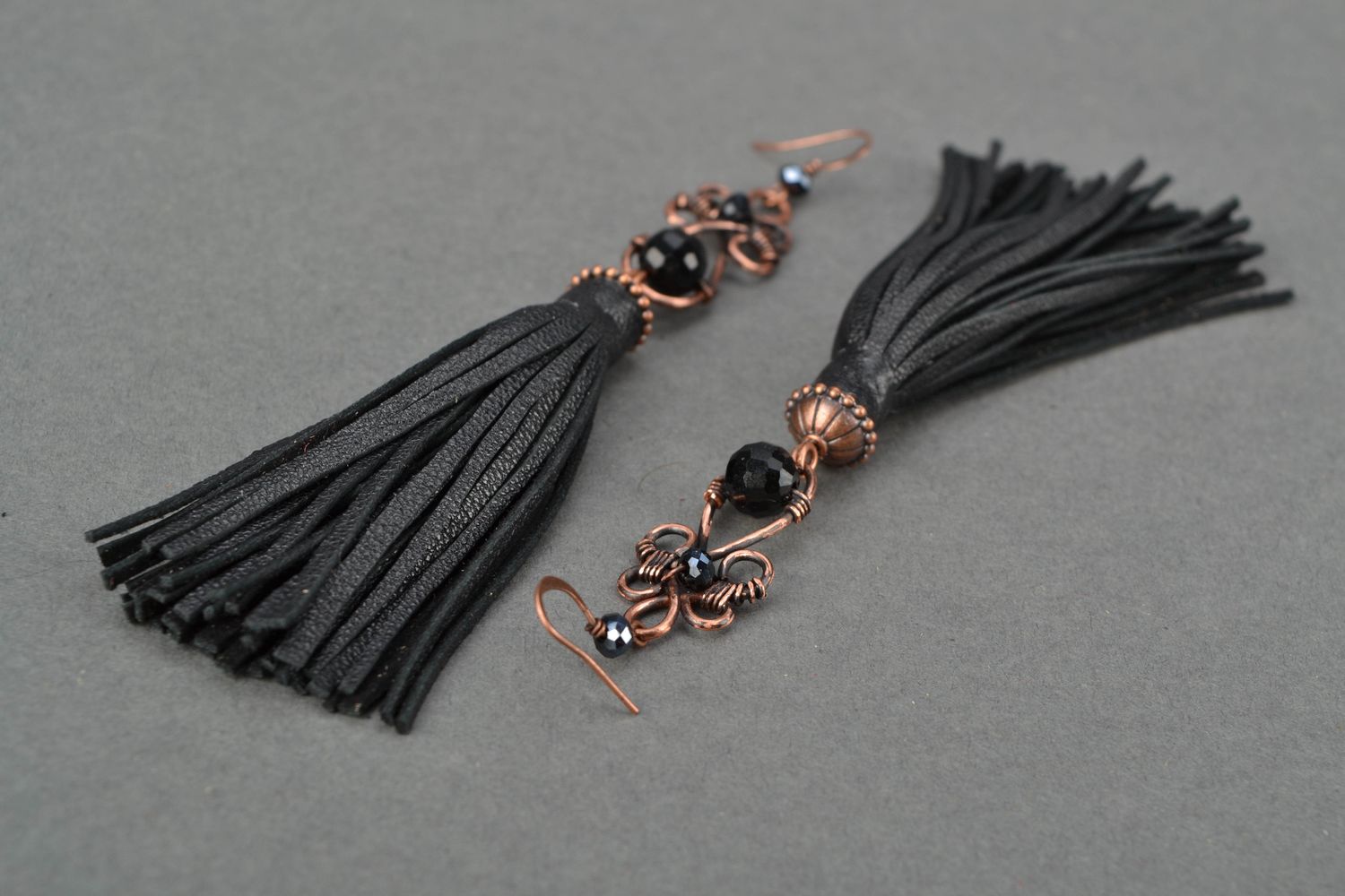 Pendientes largos de cobre y borlas de cuero negro  foto 3