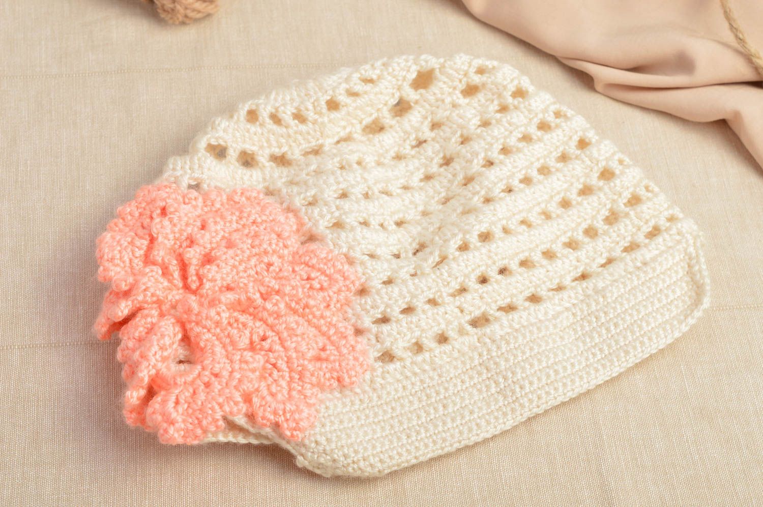 Bonnet tricot fait main Chapeau au crochet polyacrylique ajouré Vêtement fille photo 1